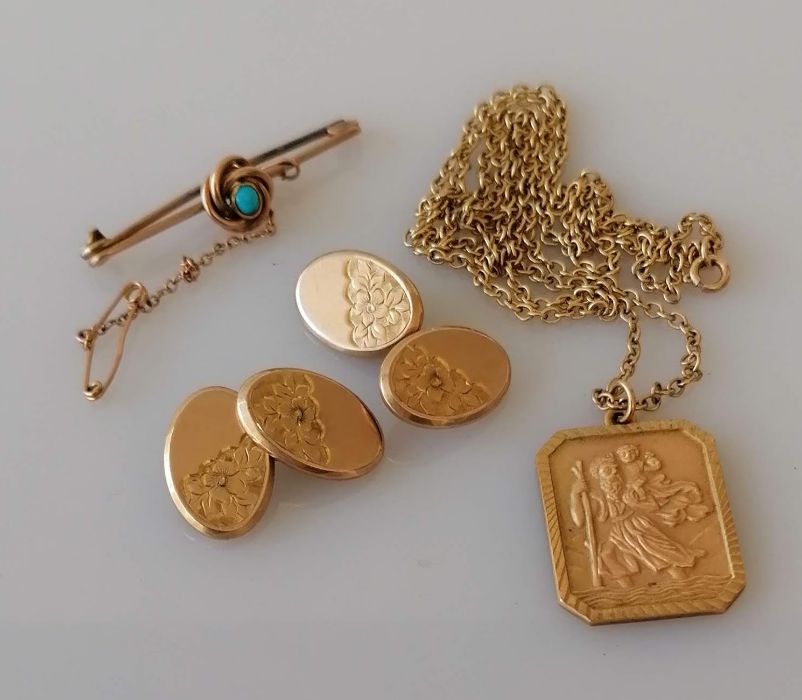 A gold St. Christopher's pendant with chain, pair of oval cufflinks with etched decoration, all hall - Bild 2 aus 2