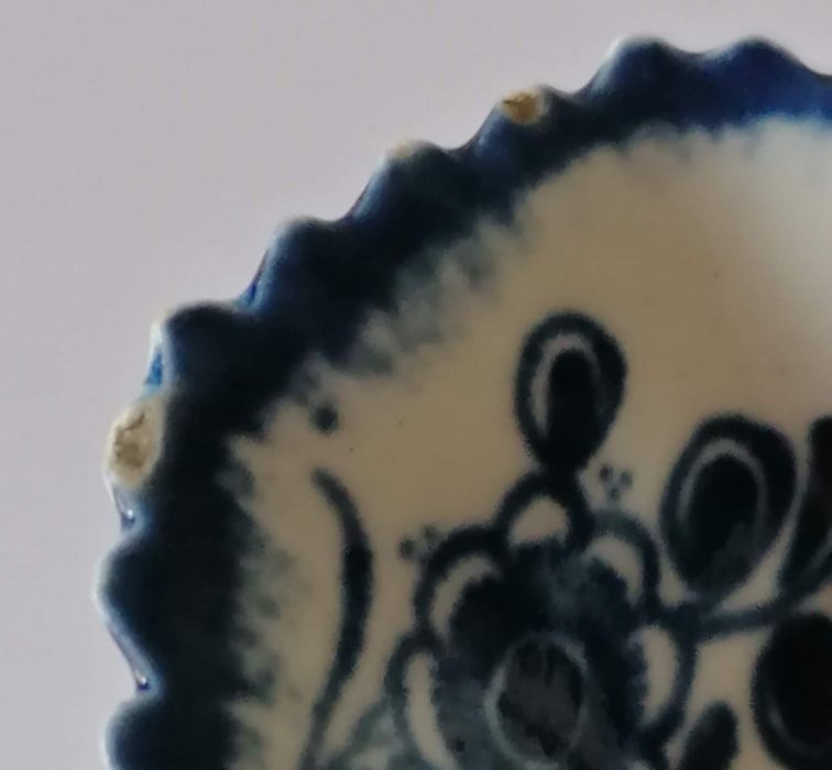 A Dr. Wall Worcester porcelain leaf-shape pickle dish in a cobalt blue floral pattern, crescent mark - Image 3 of 3