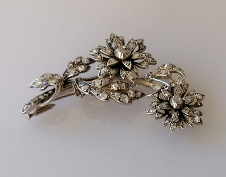 An Art Deco diamond spray brooch comprising a two-branch sprig with leaves and flowers - Bild 3 aus 6