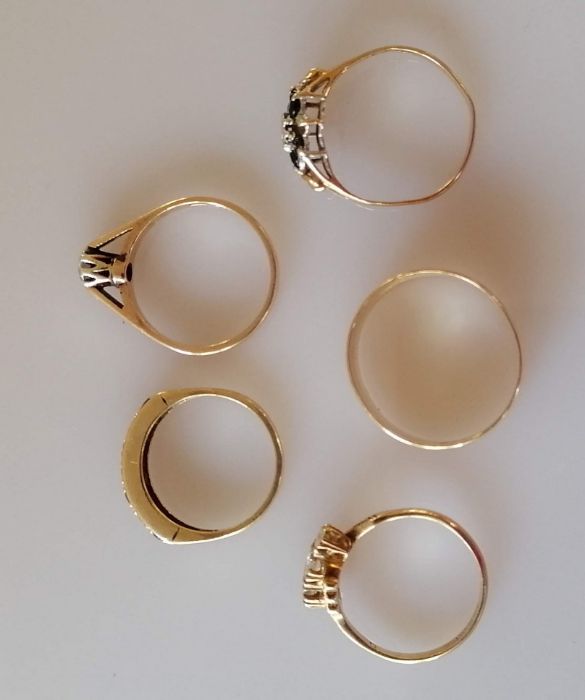 A selection of four gem-set 9ct yellow gold rings and an etched wedding band, all hallmarked - Image 3 of 3