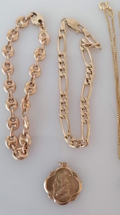 A selection of 9ct gold jewellery to include two bracelets, four neck chains (all clasps good) - Bild 2 aus 3