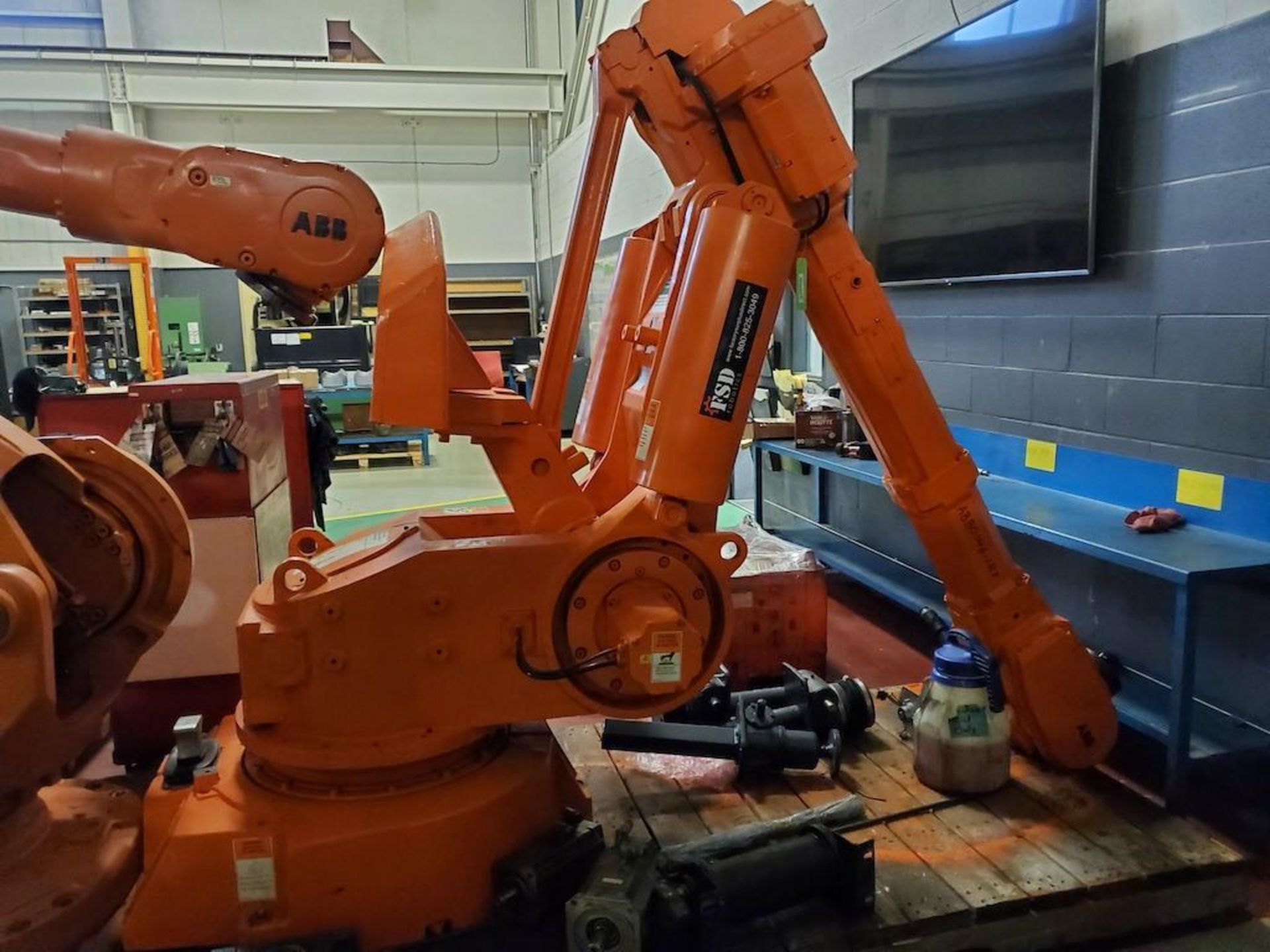 ABB ROBOT BODY MODEL IRB 6400S M2000, SN 64S 20166, ABB0146-IRF, NOTE NO CONTROLS [TOOL ROOM SOUTH