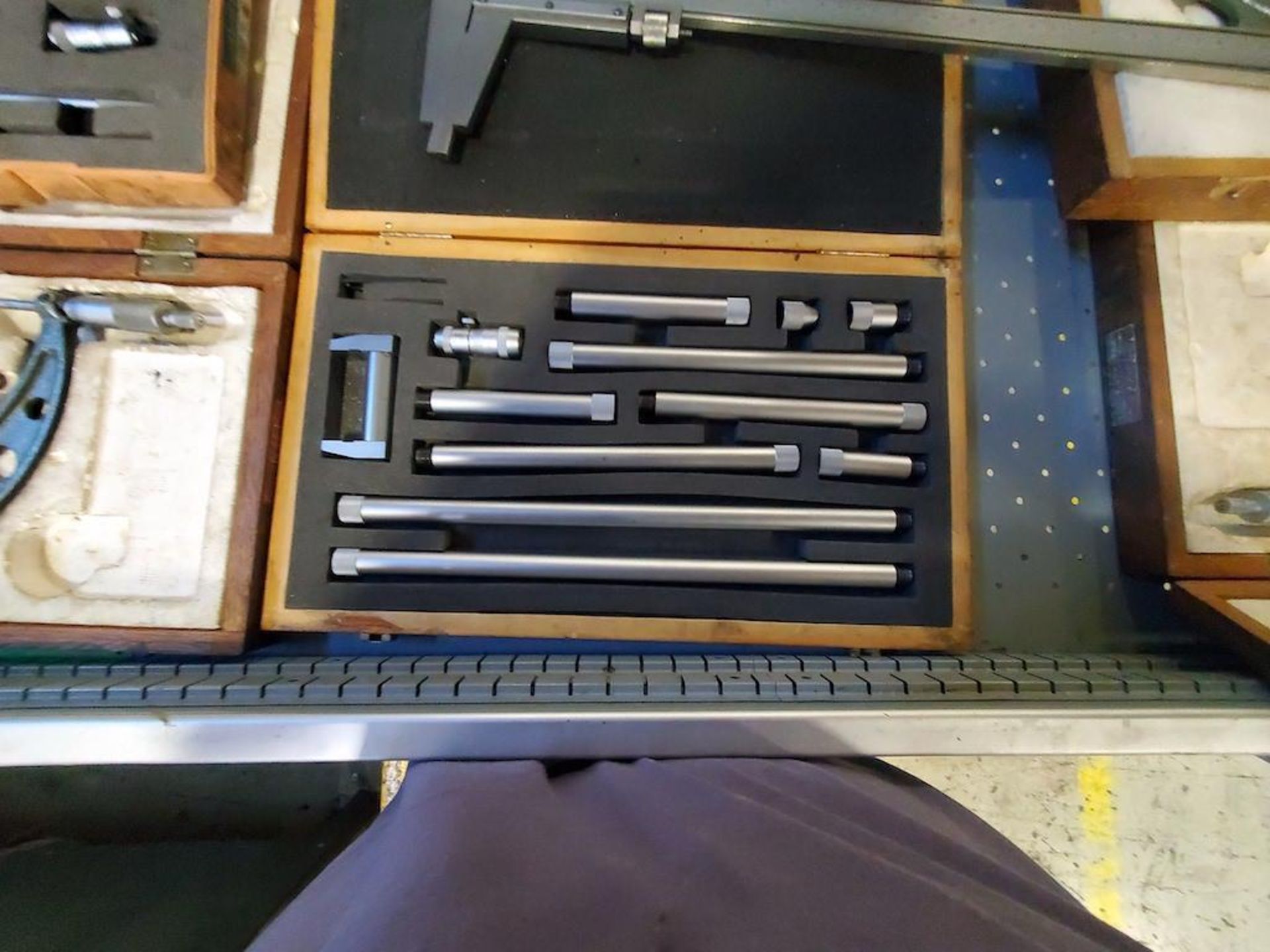 LOT PRECISION INSPECTION: 24INCH VERNIER, INSIDE MICROMETER, BORE GAUGE, MITUTOYO 3 CALIPERS UP TO - Image 2 of 5