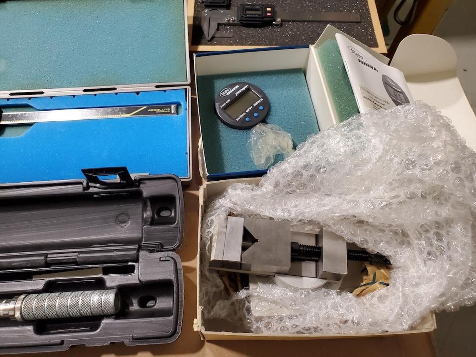 LOT 4 SHEVLES: DIGITAL VERNIERS, DIGITAL MICROMETERS, DIGITAL DEPTH MICROMETERS, TORQUE WRENCH, 3 - Image 7 of 8