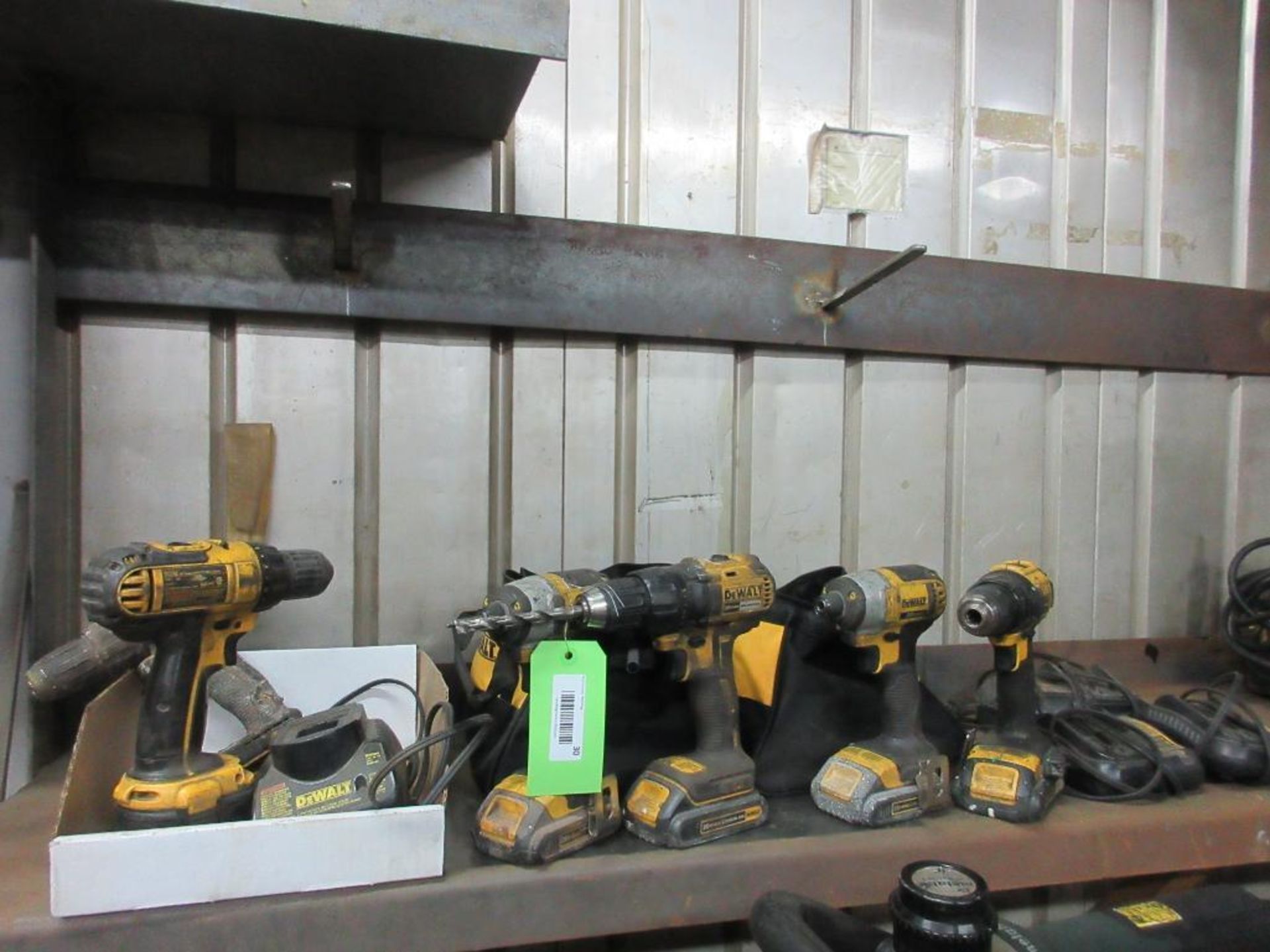 LOT OF DEWALT 20 VOLT CORDLESS DRILLS AND IMPACT DRIVERS (INCL 4 DRILLS, 2 DRIVERS, 6 BATTERIES, 4 C