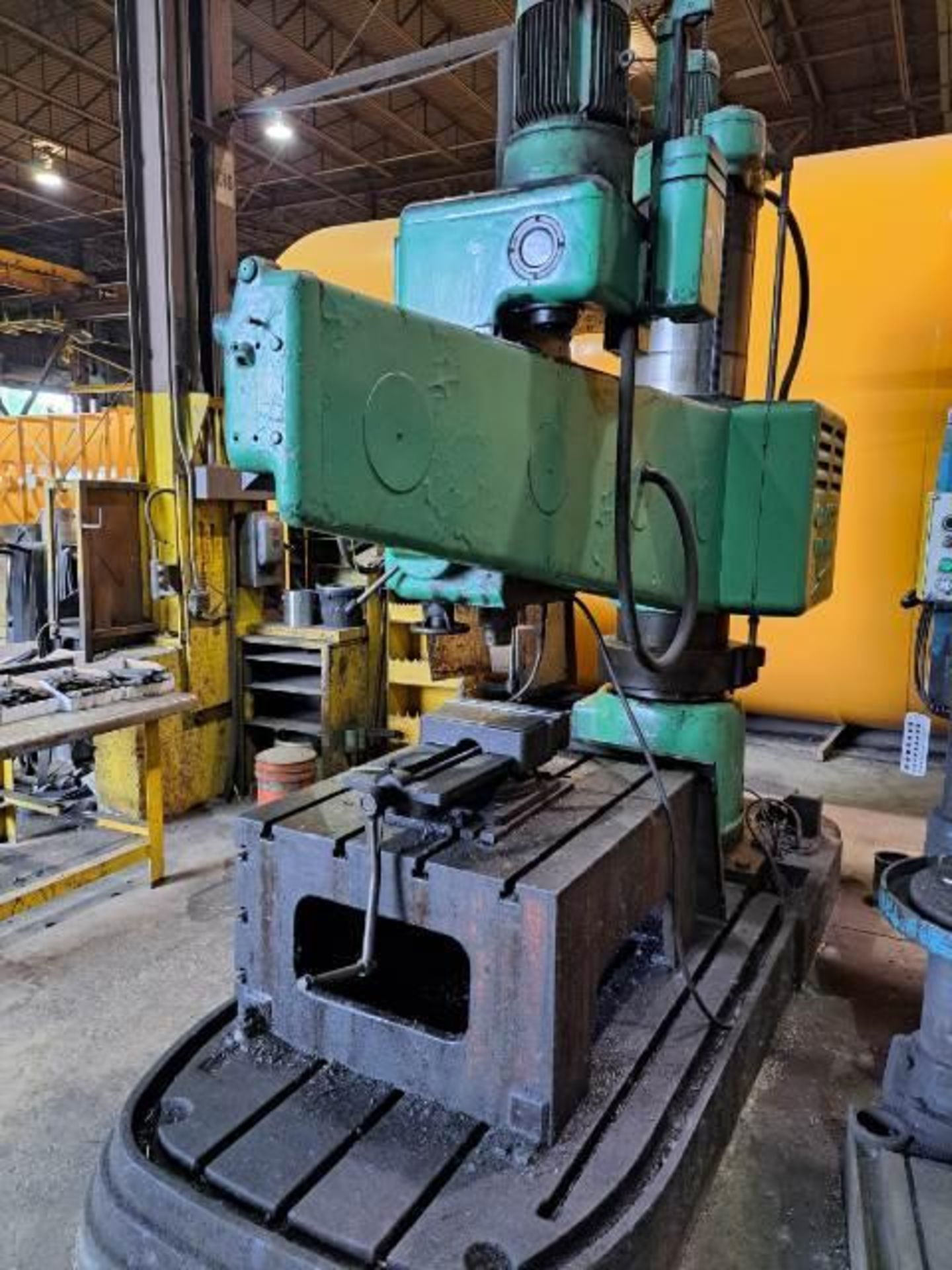 CASER F60-2000, 7' RADIAL ARM DRILL WITH 42"W X 36"L X 22"D, 14" MACHINE VISE, S/N 71005 (SOUTH CENT - Image 5 of 6