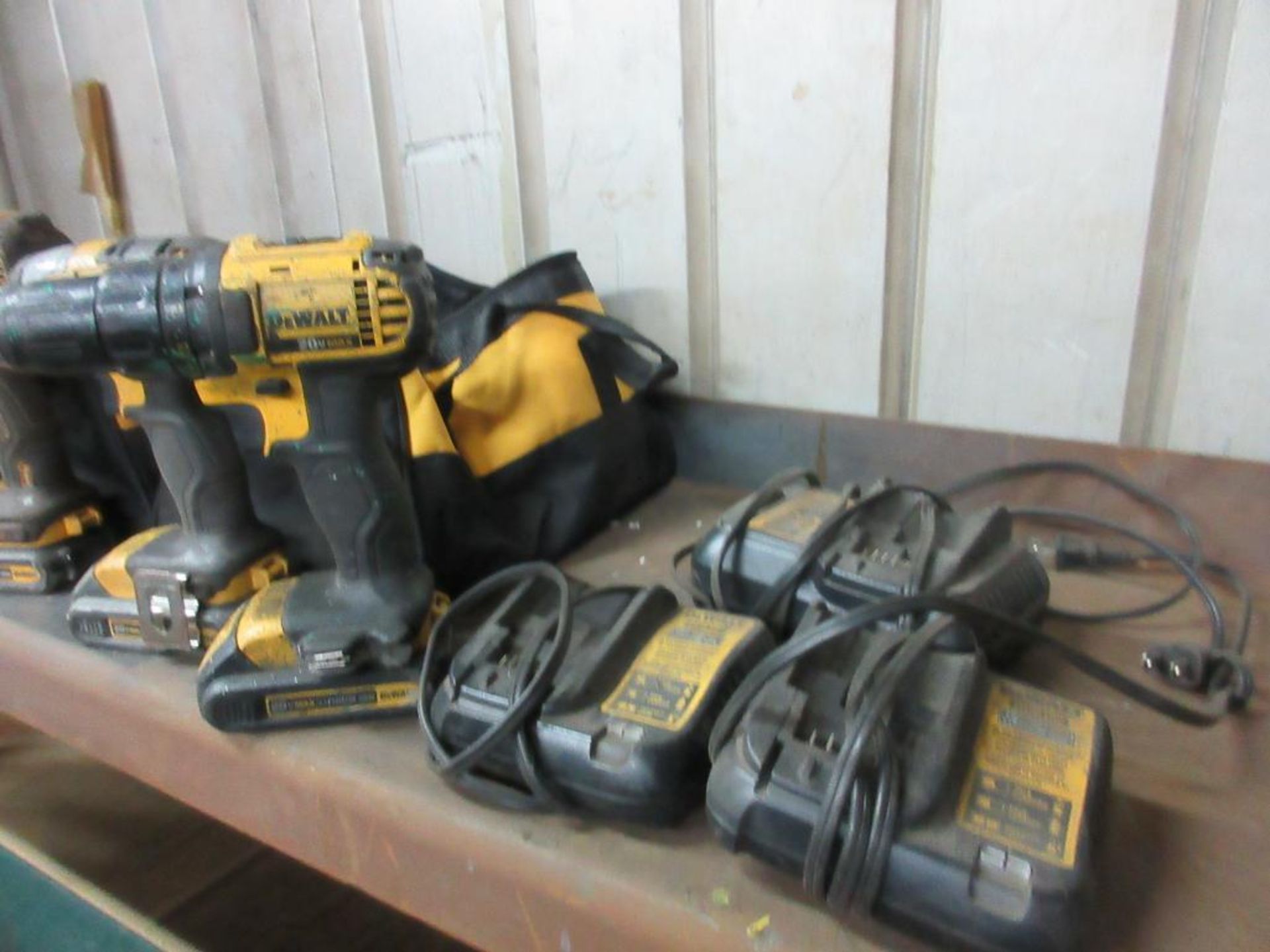 LOT OF DEWALT 20 VOLT CORDLESS DRILLS AND IMPACT DRIVERS (INCL 4 DRILLS, 2 DRIVERS, 6 BATTERIES, 4 C - Image 4 of 5