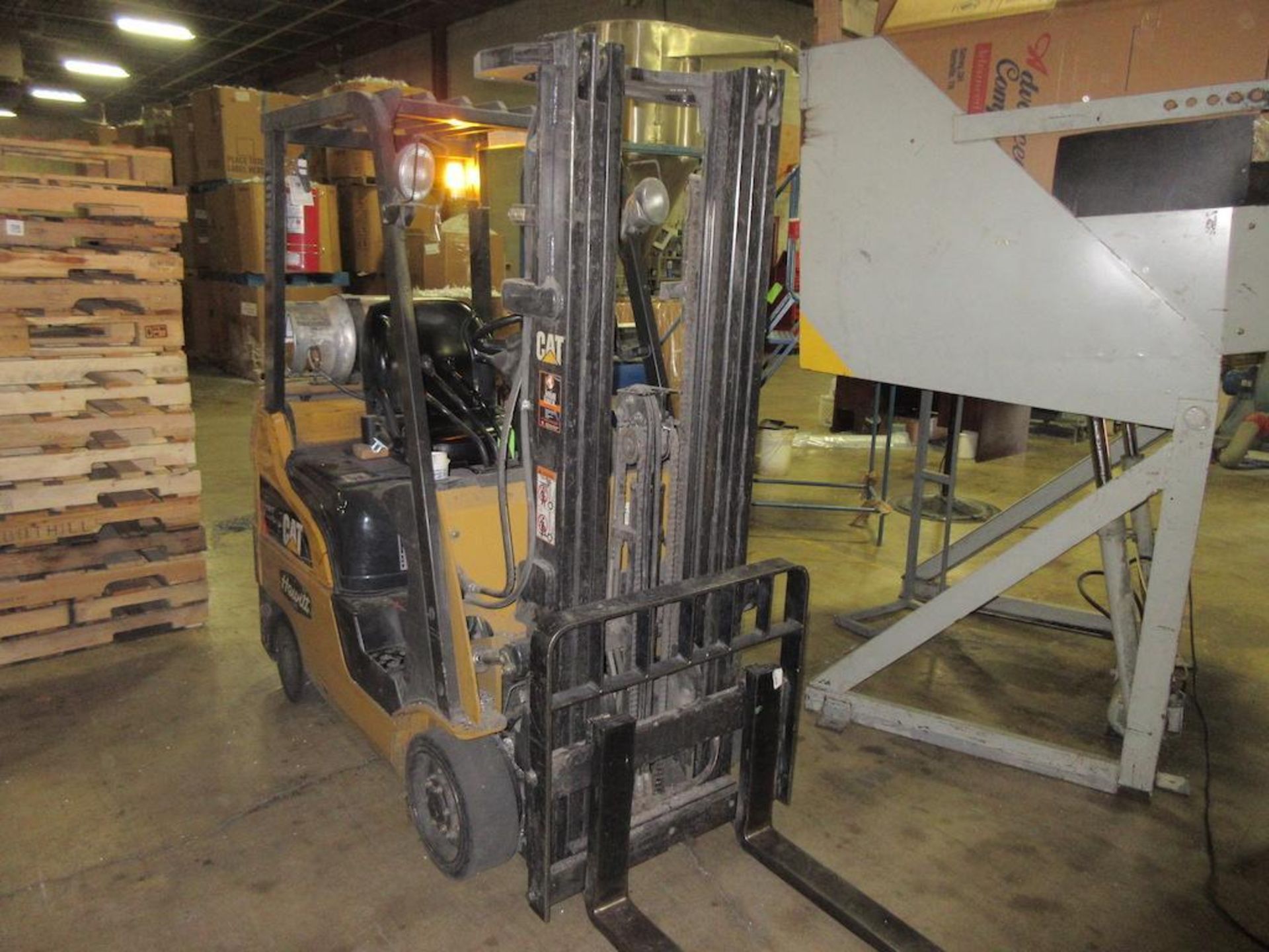 CAT model C30001, 2,500 lb capacity LPG forklift, 3 stage mast,9444 hours indicated, sn AT81F10136, - Image 3 of 6