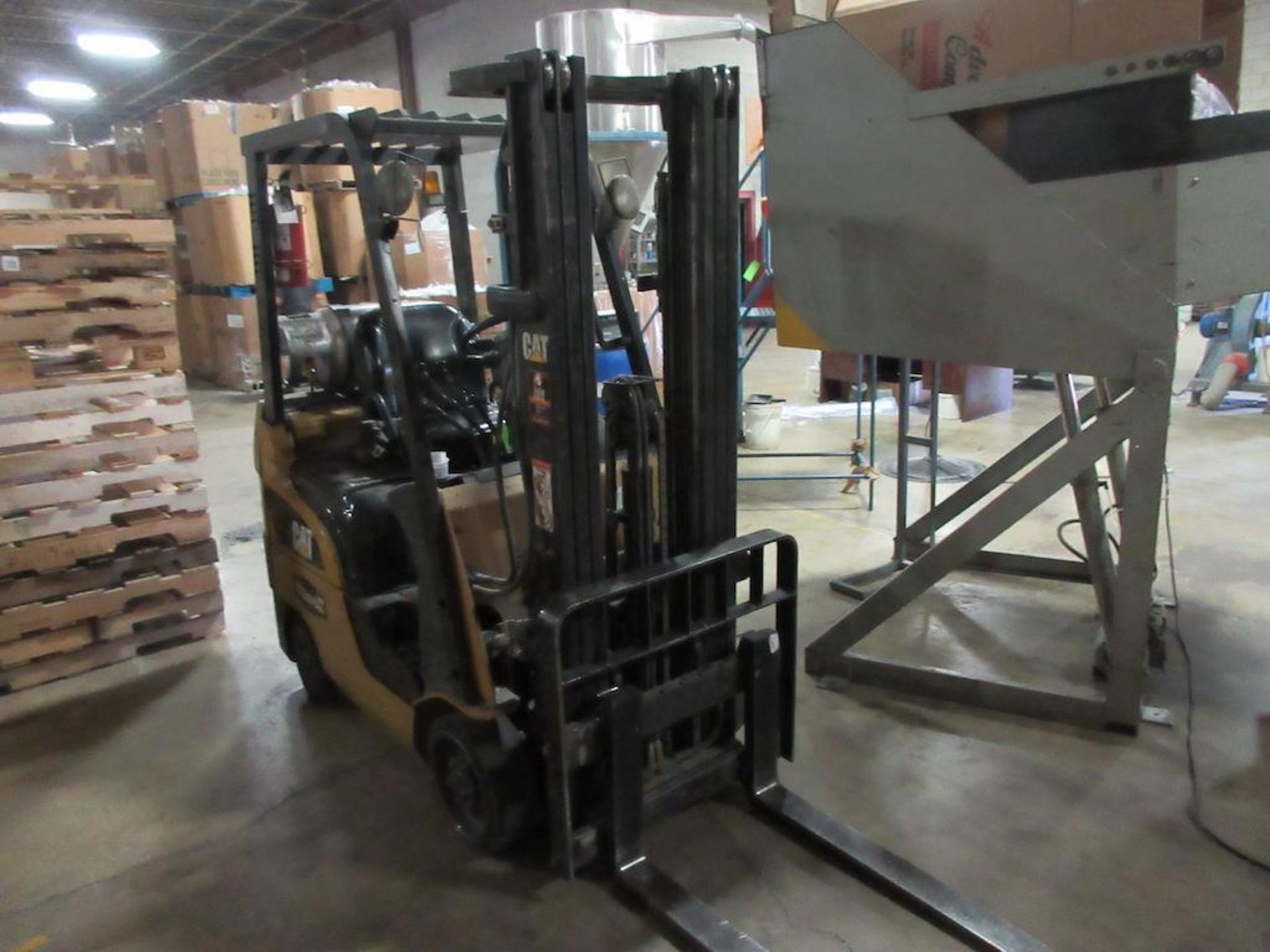 CAT model C30001, 2,500 lb capacity LPG forklift, 3 stage mast,9444 hours indicated, sn AT81F10136, - Image 2 of 6