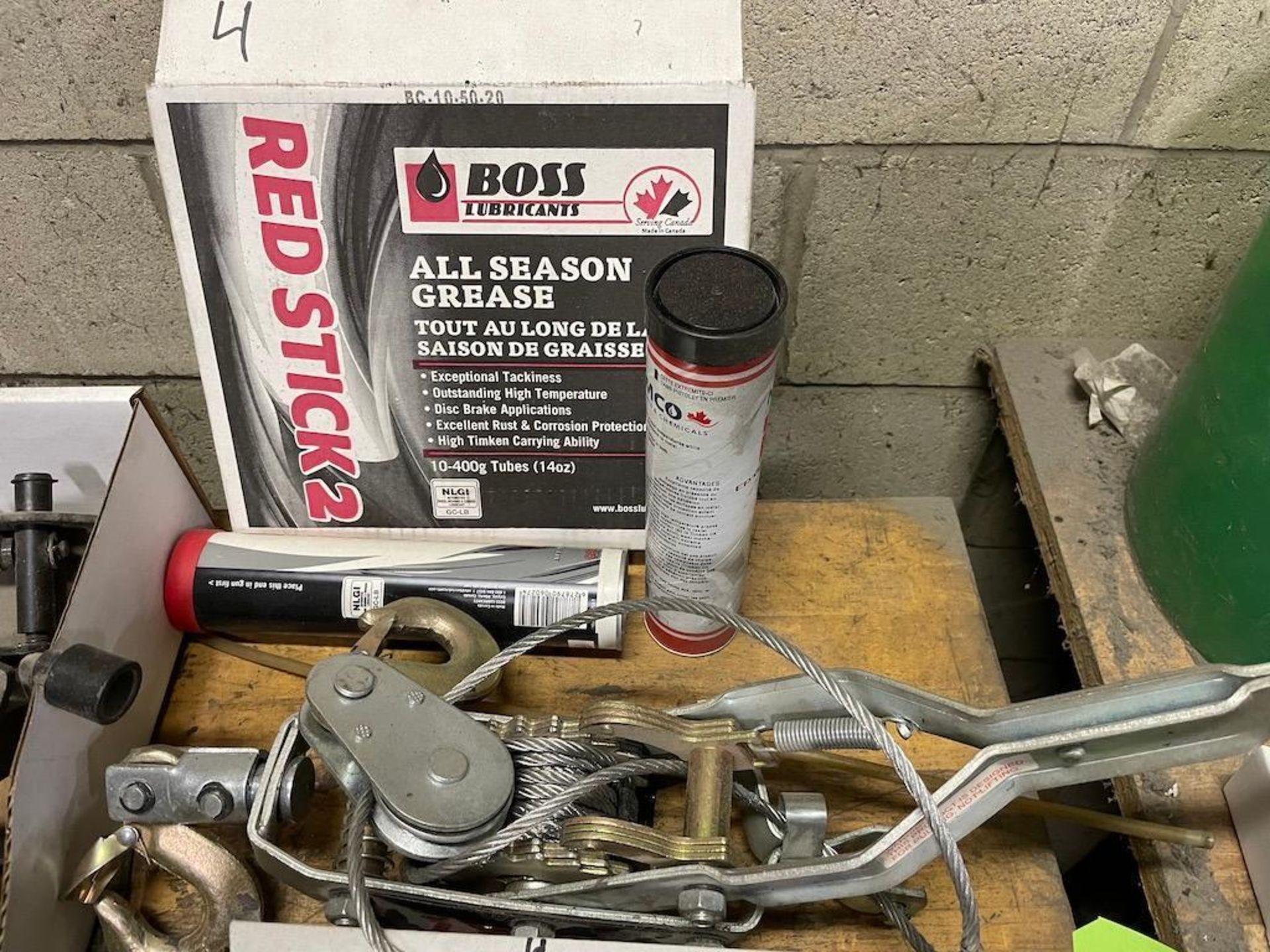 Lot: jacks, level, hand winch, box boss lubricant - Image 4 of 4