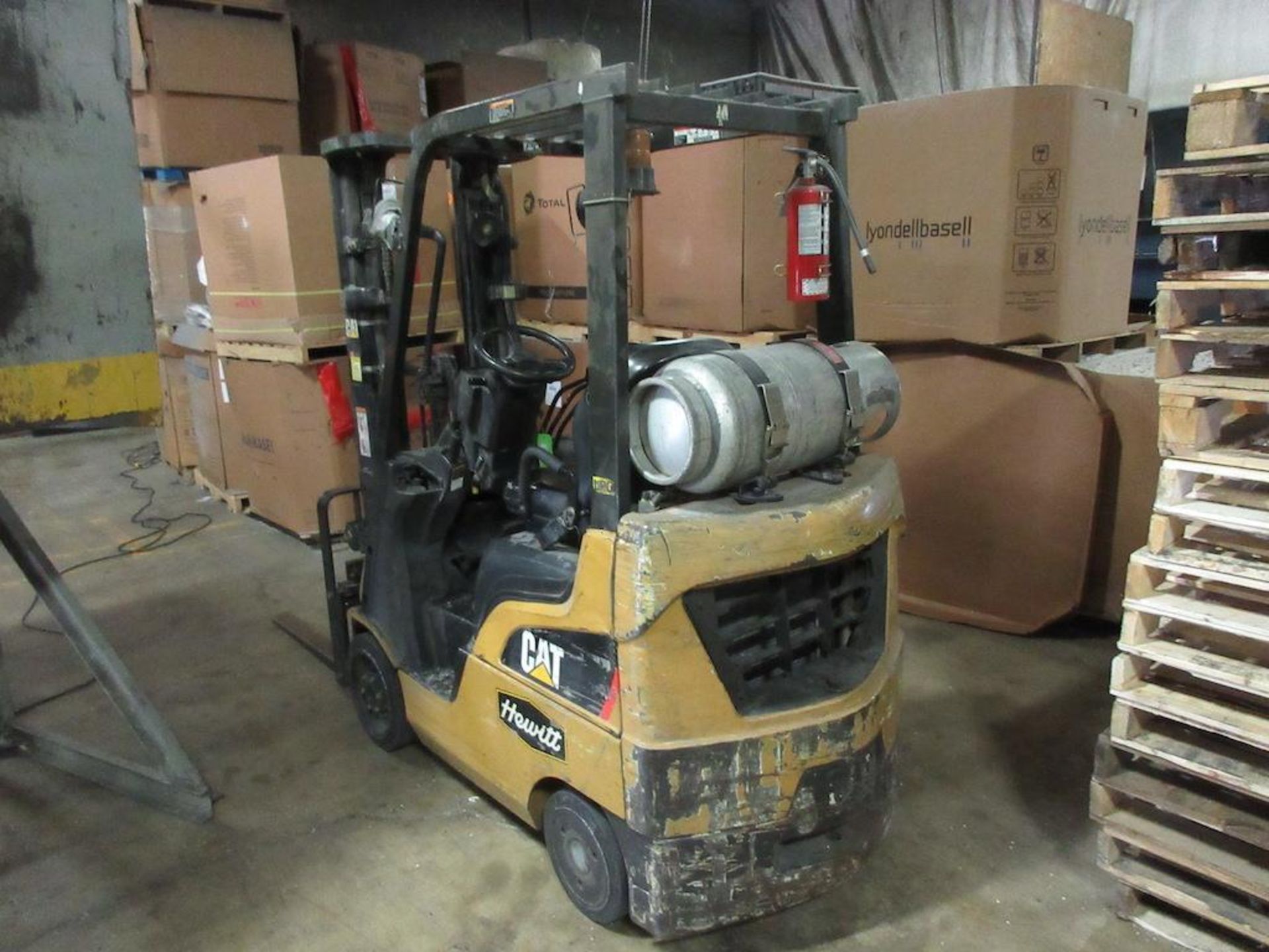 CAT model C30001, 2,500 lb capacity LPG forklift, 3 stage mast,9444 hours indicated, sn AT81F10136, - Image 6 of 6