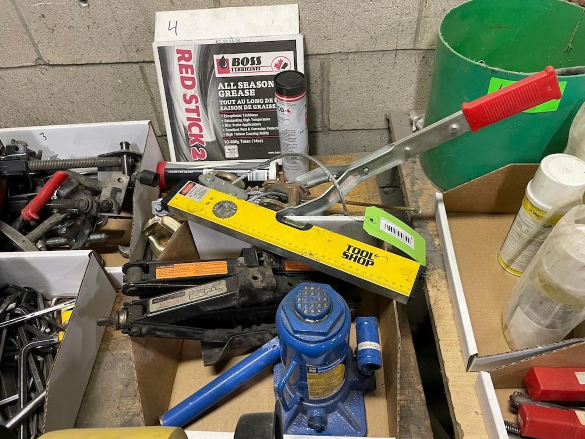 Lot: jacks, level, hand winch, box boss lubricant - Image 2 of 4