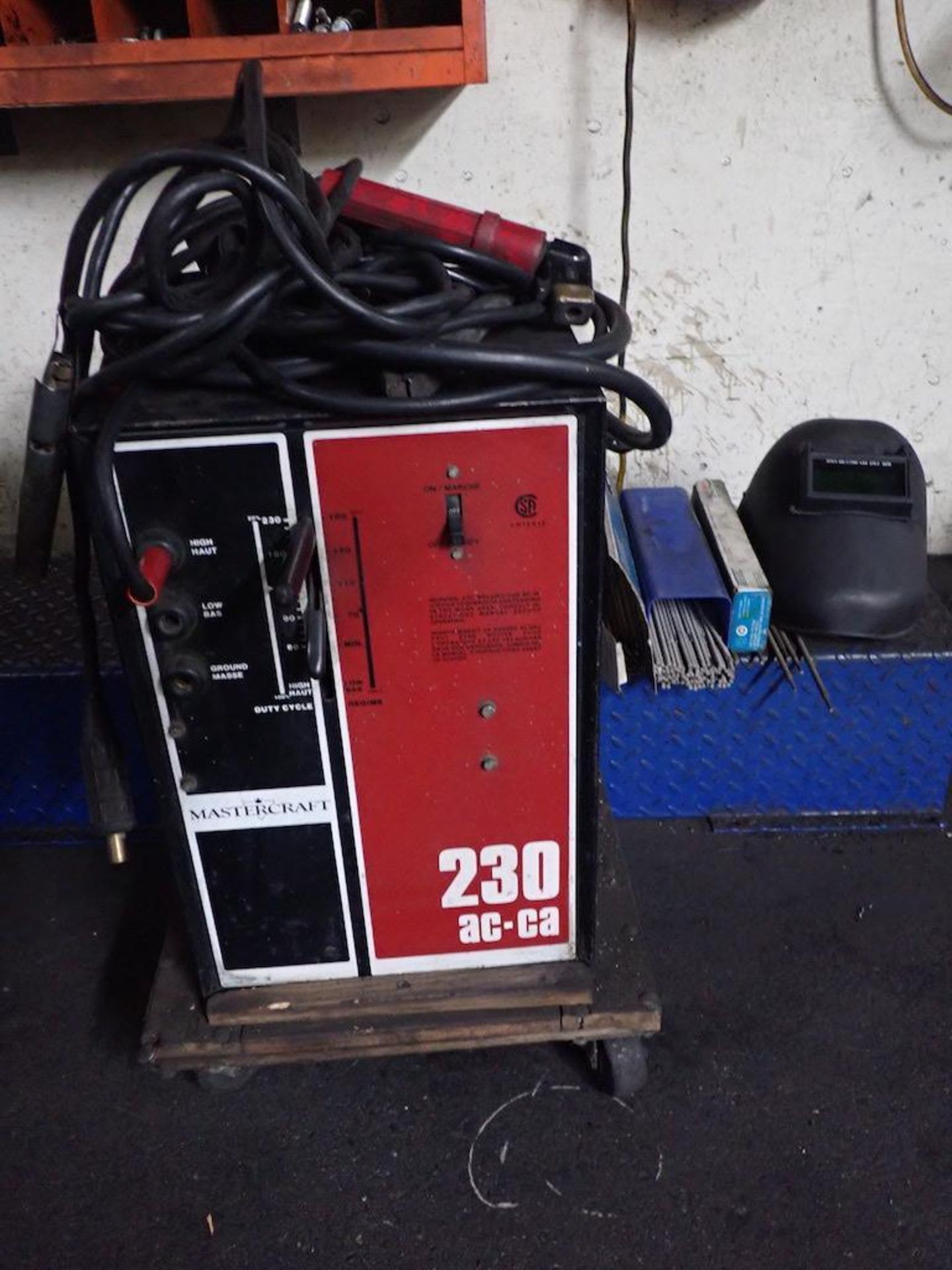 MASTERCRAFT 230 AMP AC-CA WELDER W/ACCESSORIES