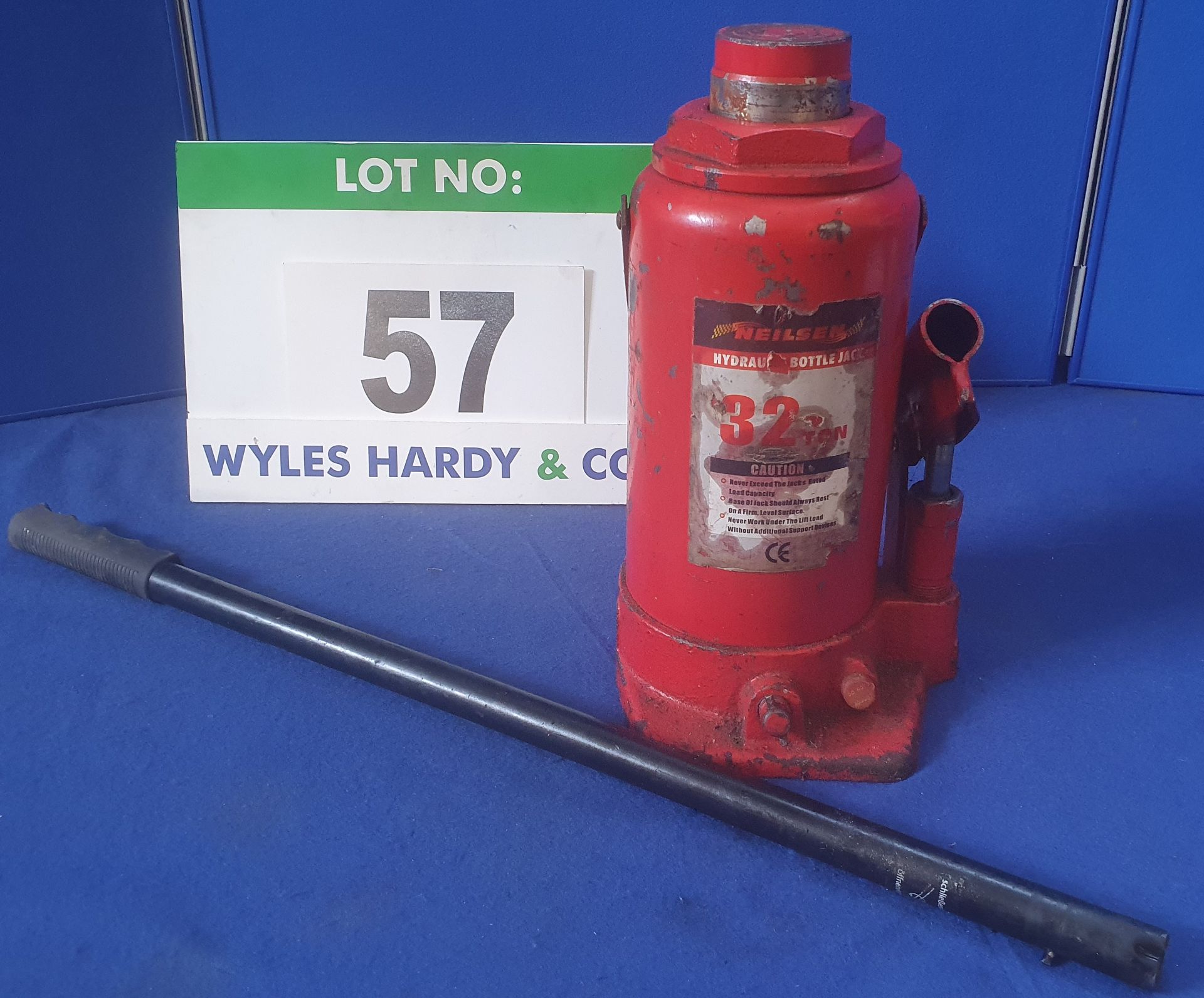 A NEILSEN 32-Ton capacity Manual Hydraulic Bottle Jack