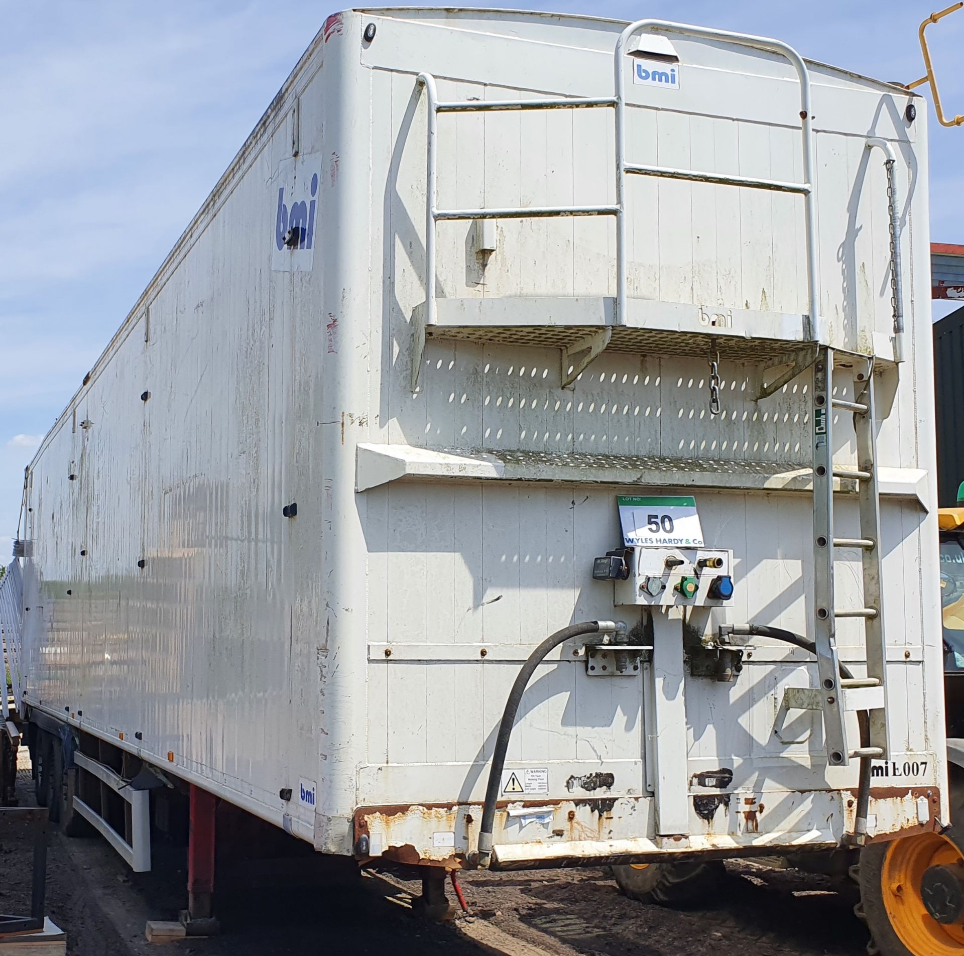 A BMI TRAILERS LTD Model AW125 13.5M Tri Axle 125 cu yd Open Box Trailer, Chassis No.