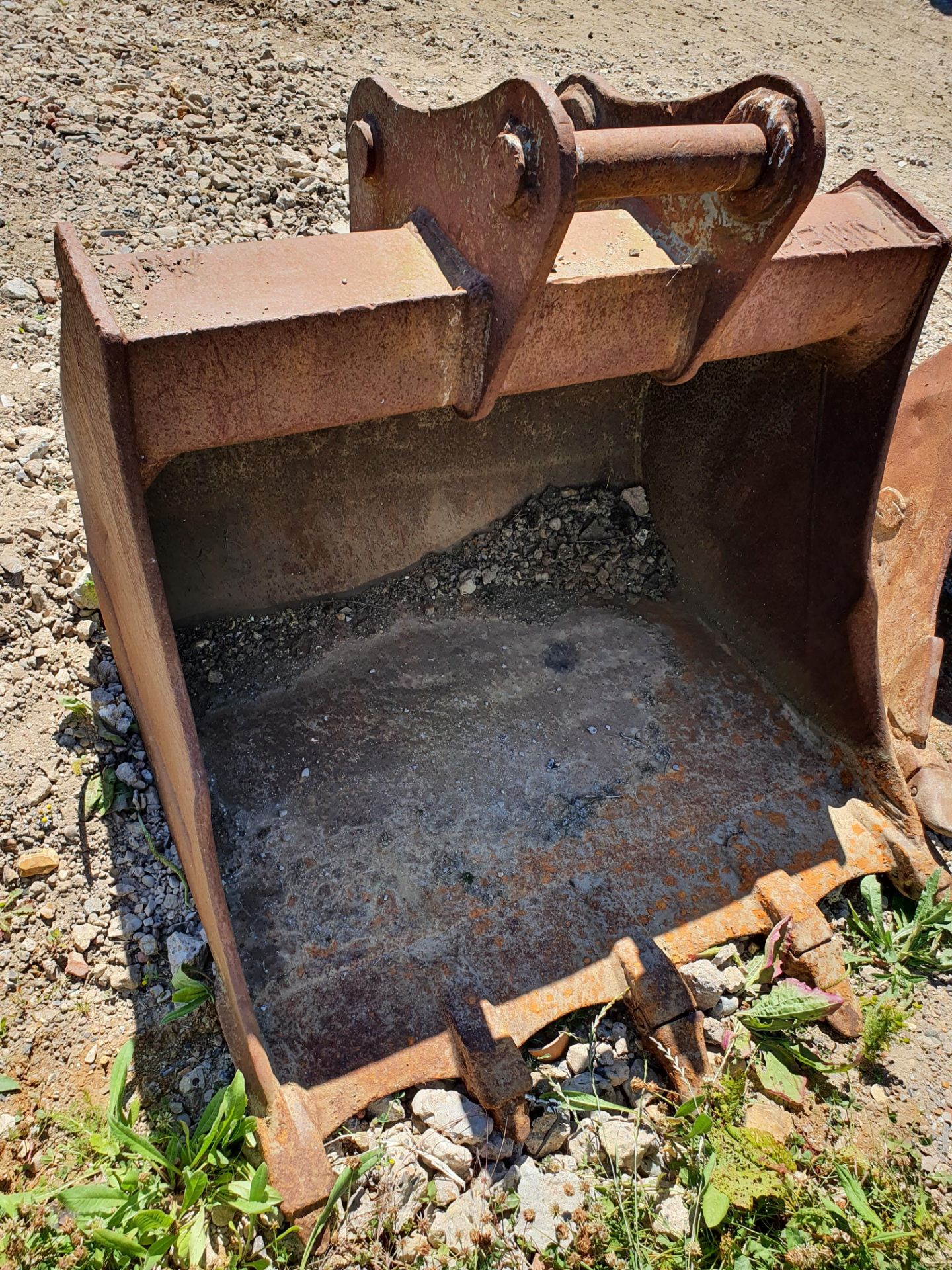 A 48 inch Toothed Digging Bucket on 65mm Pins - Image 2 of 2