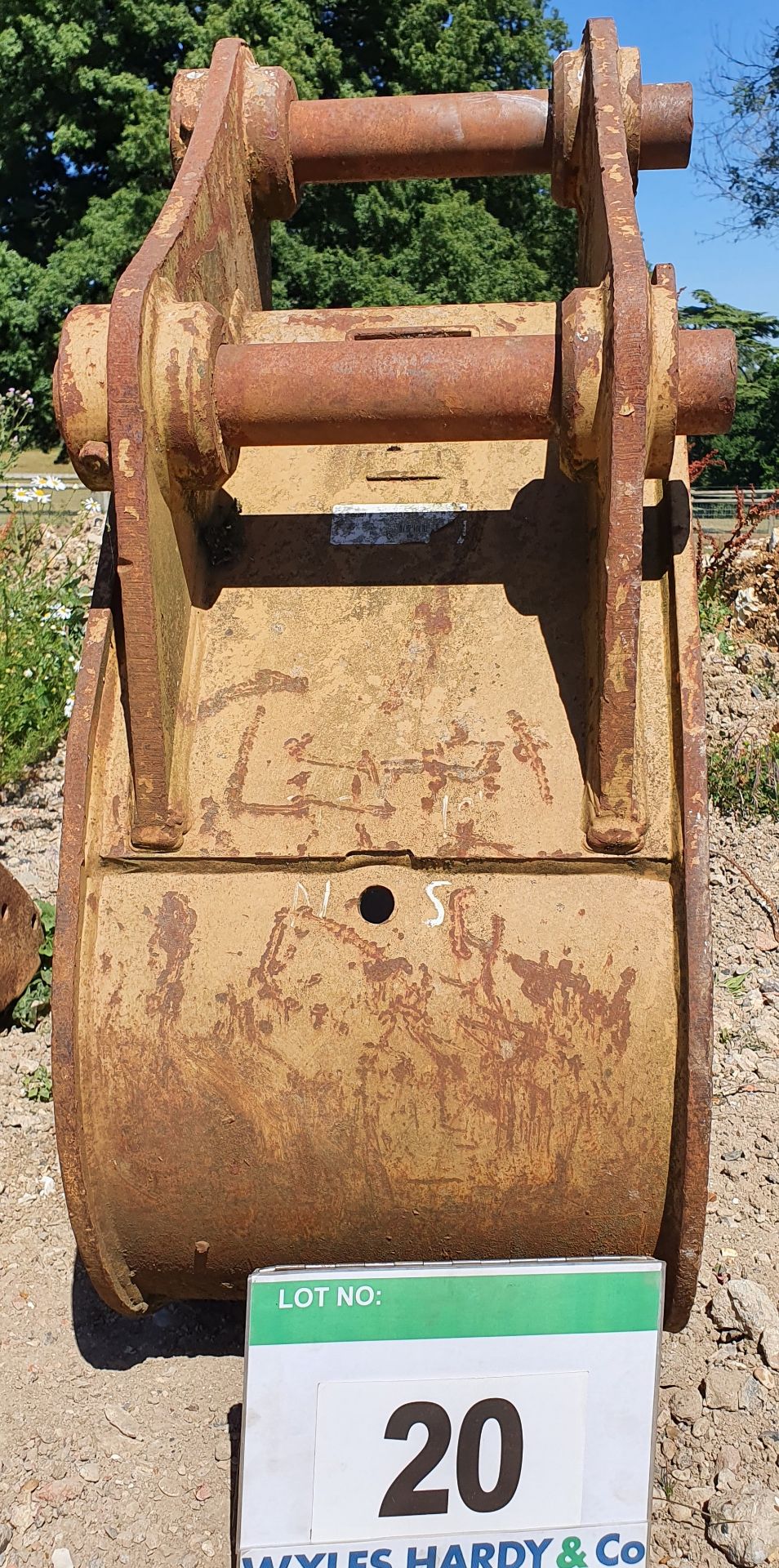 A GEITH 18 inch Toothed Digging Bucket on 65mm Pins