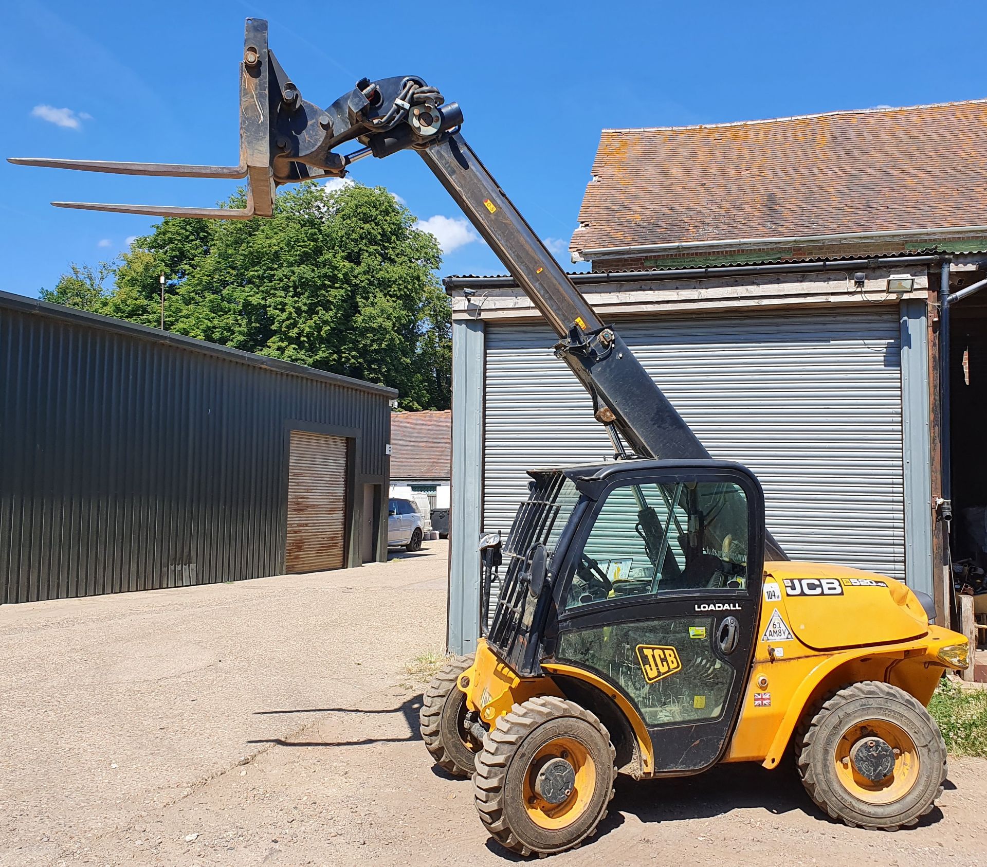 A JCB 520-40 Loadall 2000Kg capacity Telehandler, Serial No. 2314377 (2015) with fully enclosed - Image 3 of 5