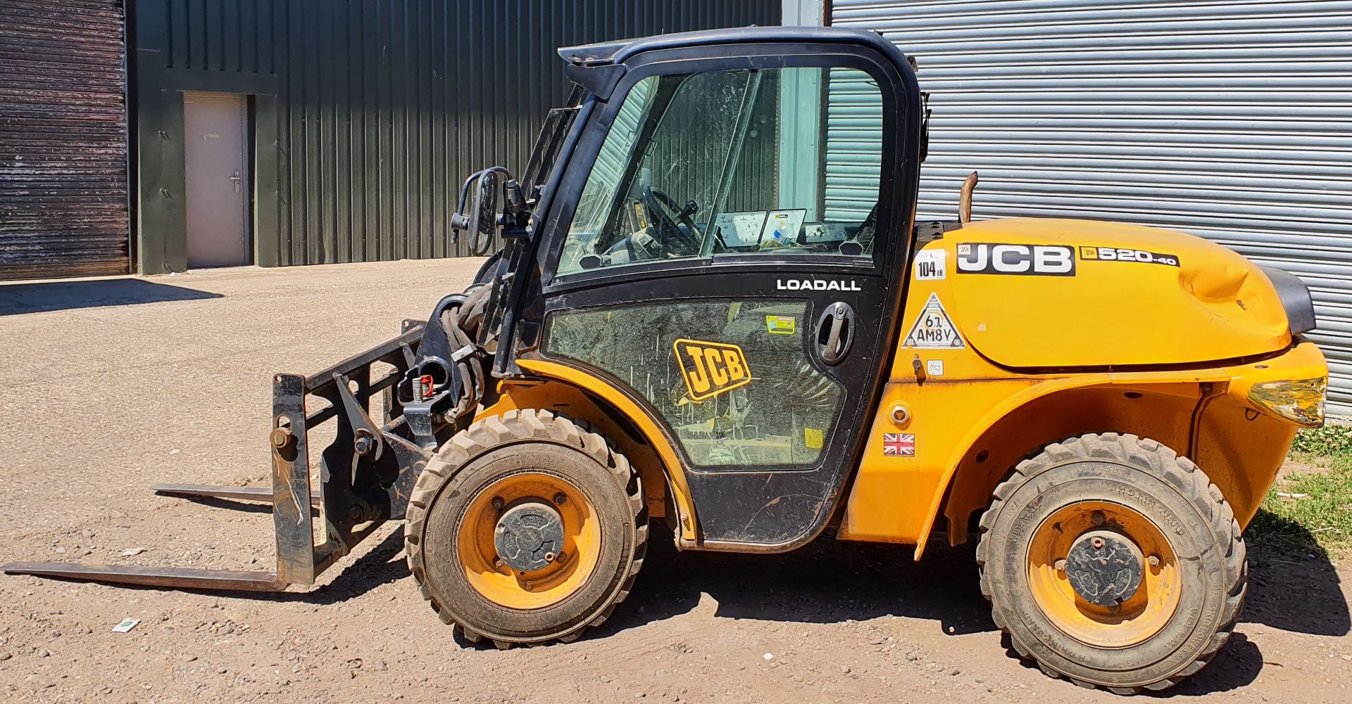 A JCB 520-40 Loadall 2000Kg capacity Telehandler, Serial No. 2314377 (2015) with fully enclosed - Image 2 of 5