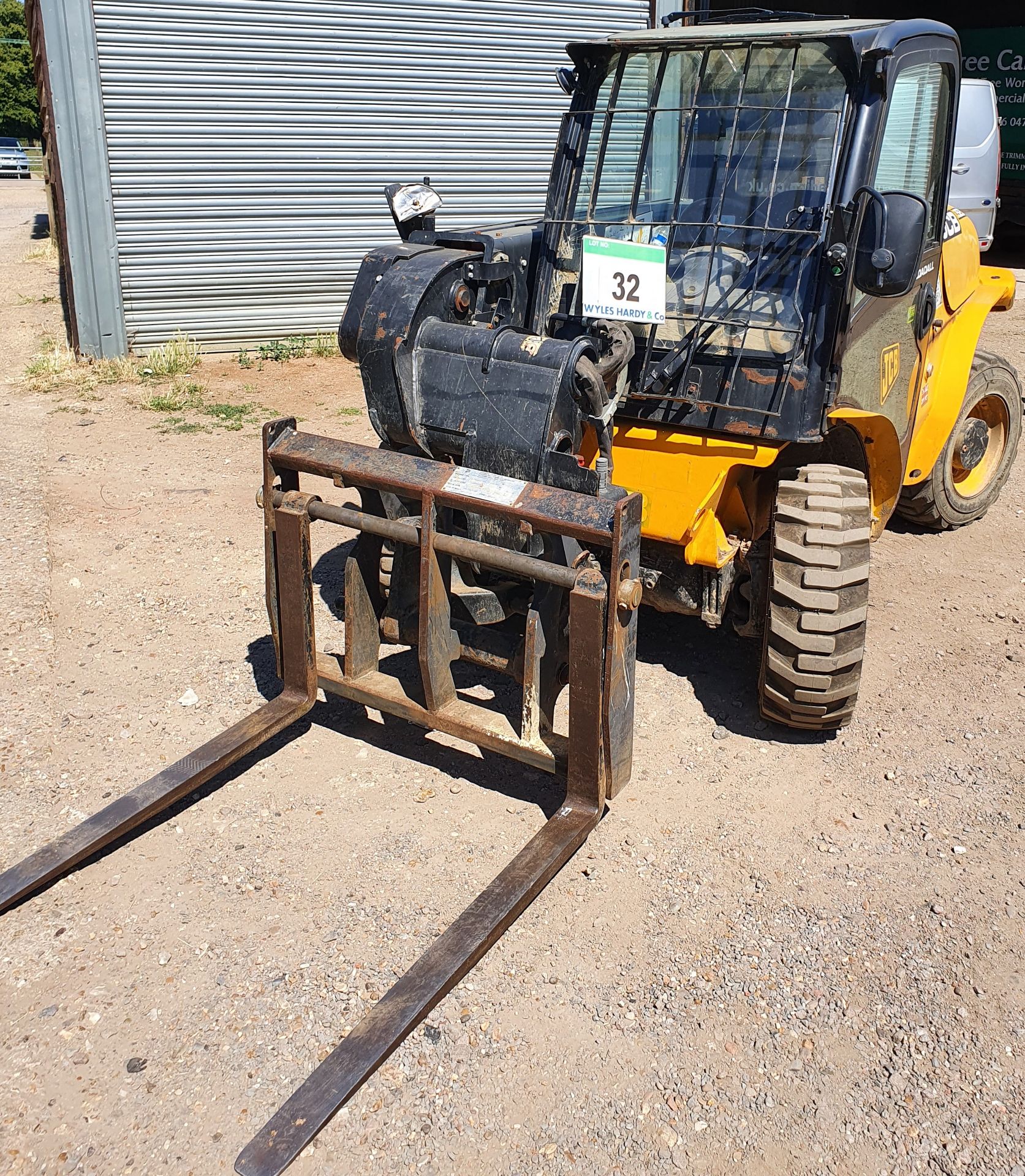 A JCB 520-40 Loadall 2000Kg capacity Telehandler, Serial No. 2314377 (2015) with fully enclosed