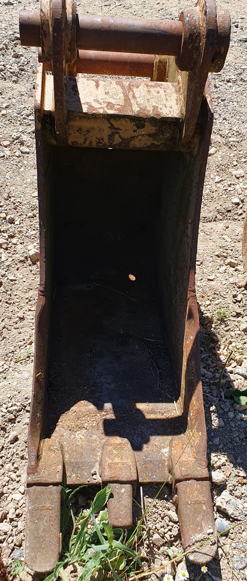 A GEITH 18 inch Toothed Digging Bucket on 65mm Pins - Image 2 of 3