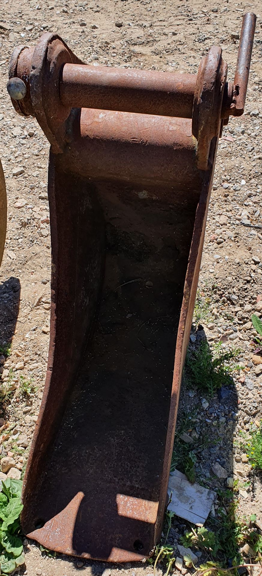 A 10 inch Digging Bucket on 60mm Pins - Image 2 of 2