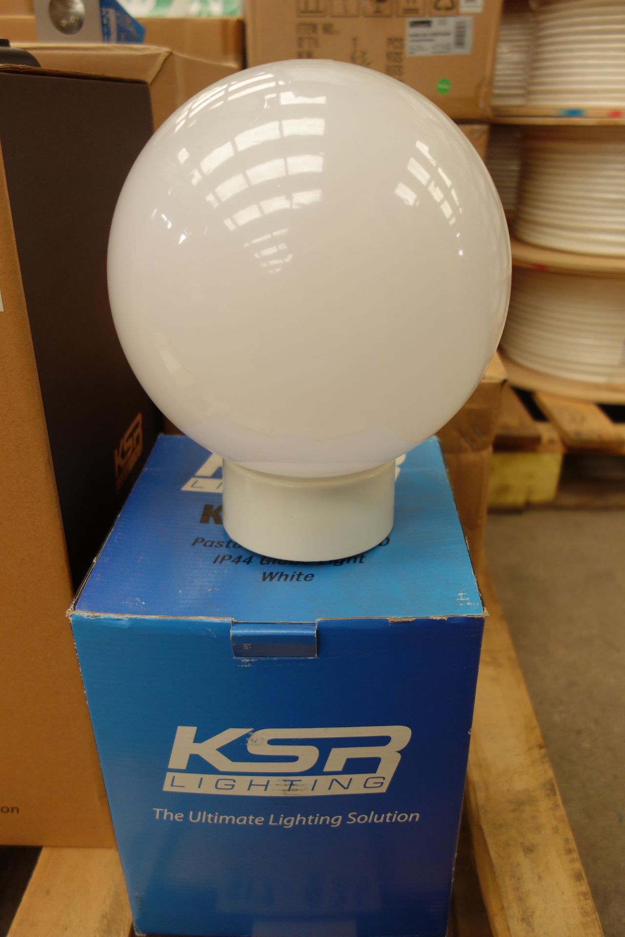 24x KSR KSR6176 Pasto 6.5W 4000K LED Globe Lights. IP44 White