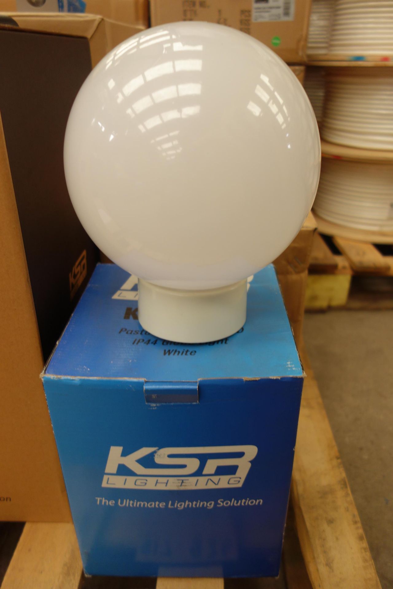 24x KSR KSR6176 Pasto 6.5W 4000K LED Globe Lights. IP44 White