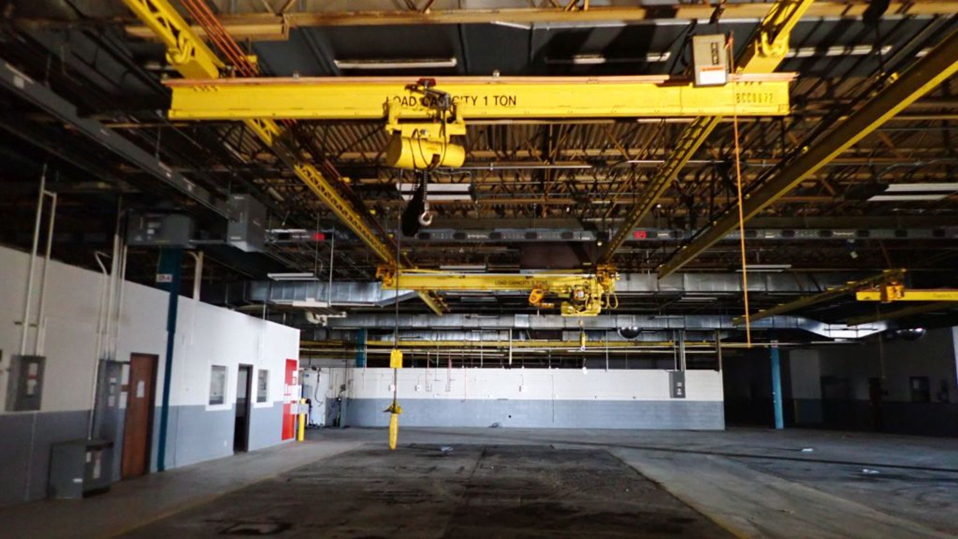 Lot of (8) P&H Overhead Cranes | (2) 1/2 Ton Load Capacity, Load Bar Span: 30', Includes: Trolly and - Image 20 of 30