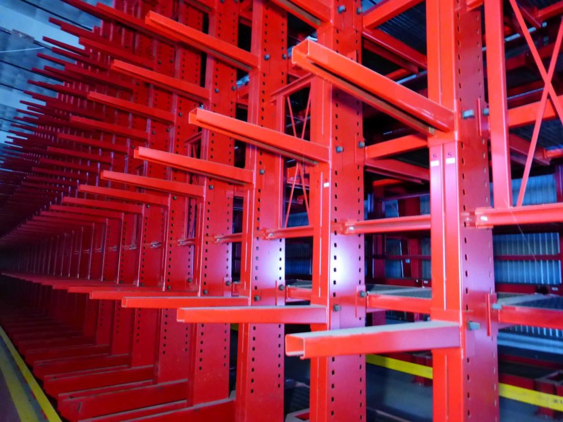 Unarco Cantilever Racking 5,000 Arm Load Limit | 23' Tall X 87" Base; 39-Uprights; Right Side: (234) - Image 8 of 10