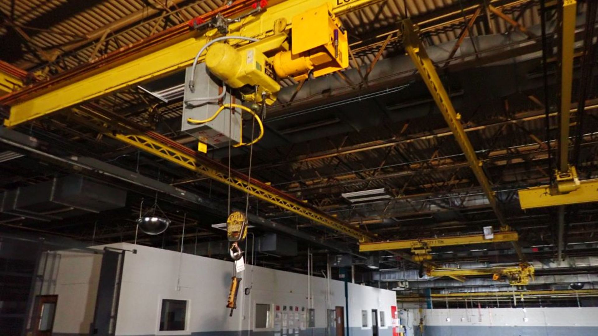 Lot of (8) P&H Overhead Cranes | (2) 1/2 Ton Load Capacity, Load Bar Span: 30', Includes: Trolly and - Image 13 of 30