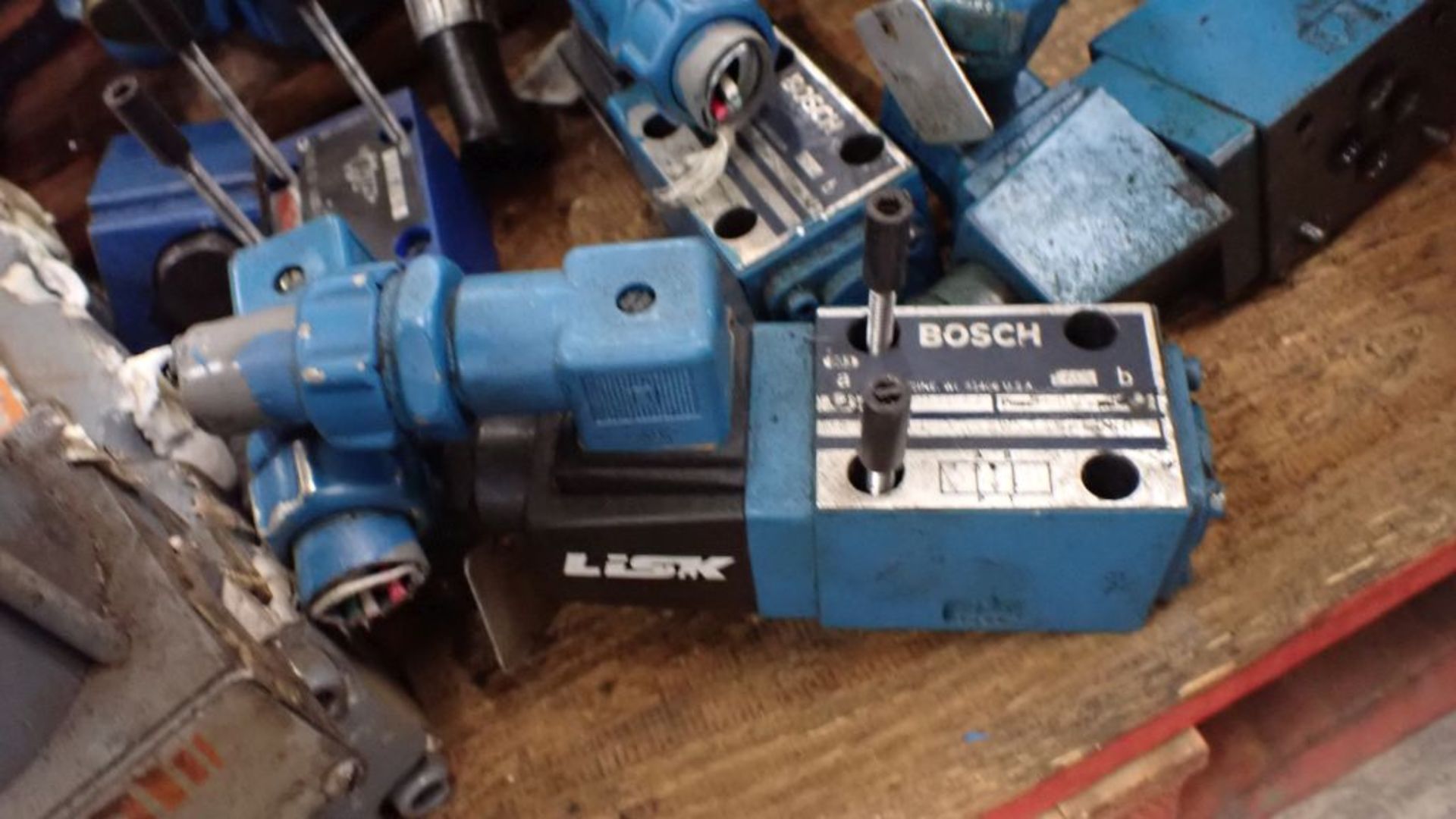 Lot of Assorted Pneumatic Valves | Brands Include: Rexroth; Bosch; Racine; Tag: 233015 - Image 19 of 31