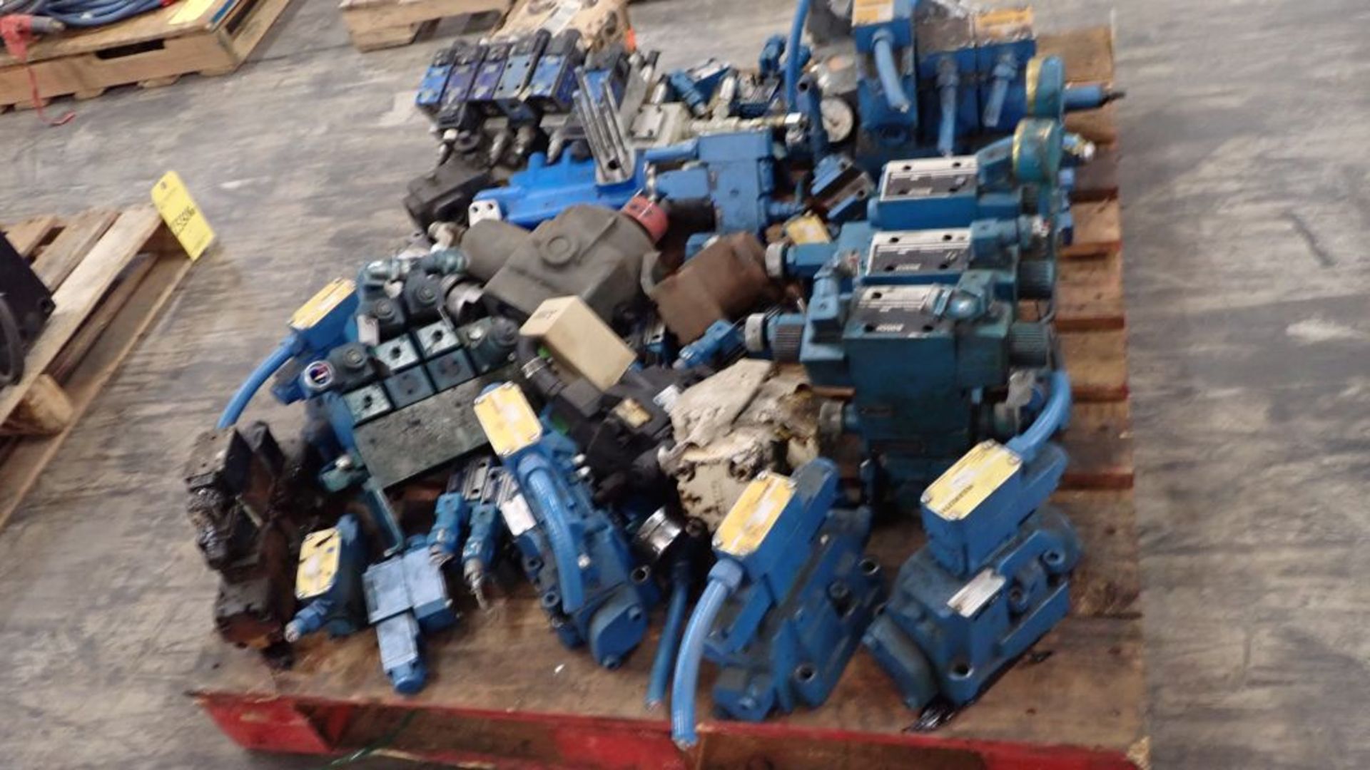 Lot of Assorted Pneumatic Valves | Brands Include: Rexroth; Bosch; Racine; Tag: 233015 - Image 3 of 31