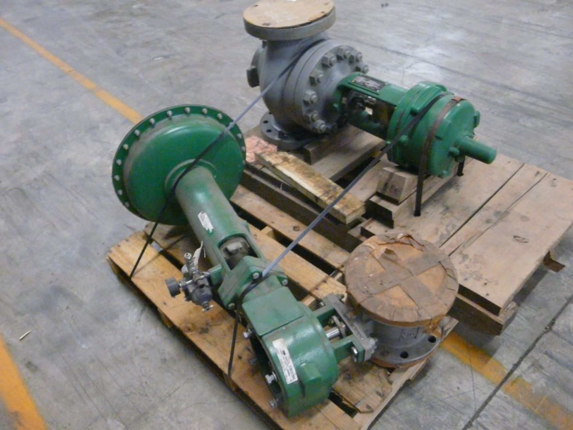 Lot of (2) Fisher Valves | 6" 300 E-Body WCB; 6" SS V150 w/1052 Size 60 Actuator; Tag: 232829 - Image 6 of 6