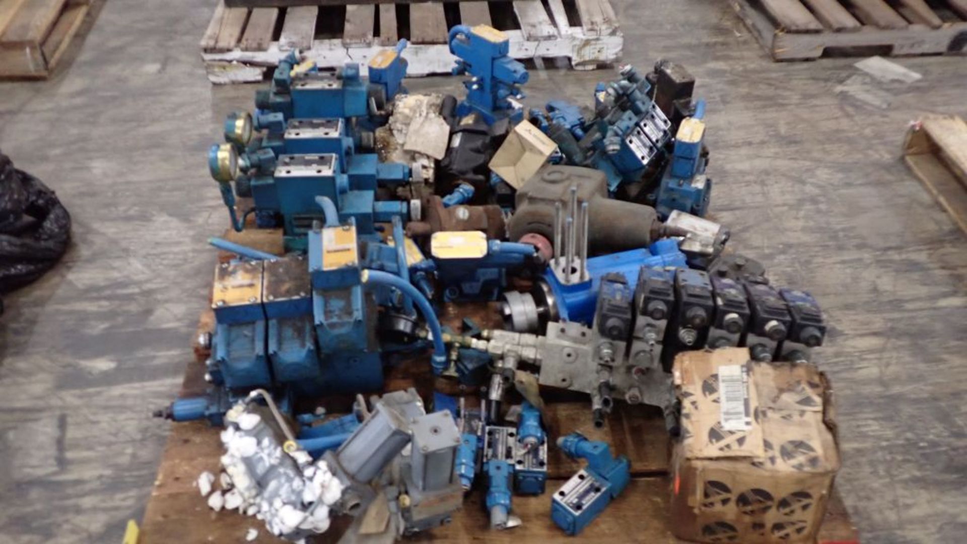 Lot of Assorted Pneumatic Valves | Brands Include: Rexroth; Bosch; Racine; Tag: 233015 - Image 2 of 31