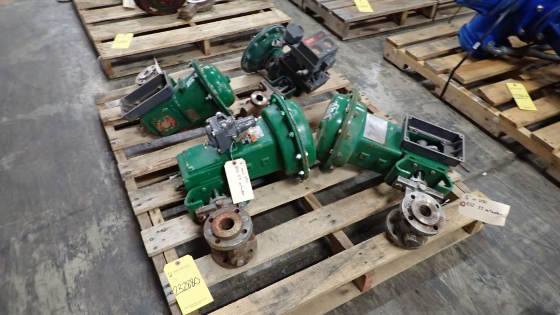 Lot of (4) Fisher Valves | (2) 1-1/2" WCB V150 w/1052 Size 33 Actuator; (2) 1" SS V200 w/Size 20 - Image 3 of 18