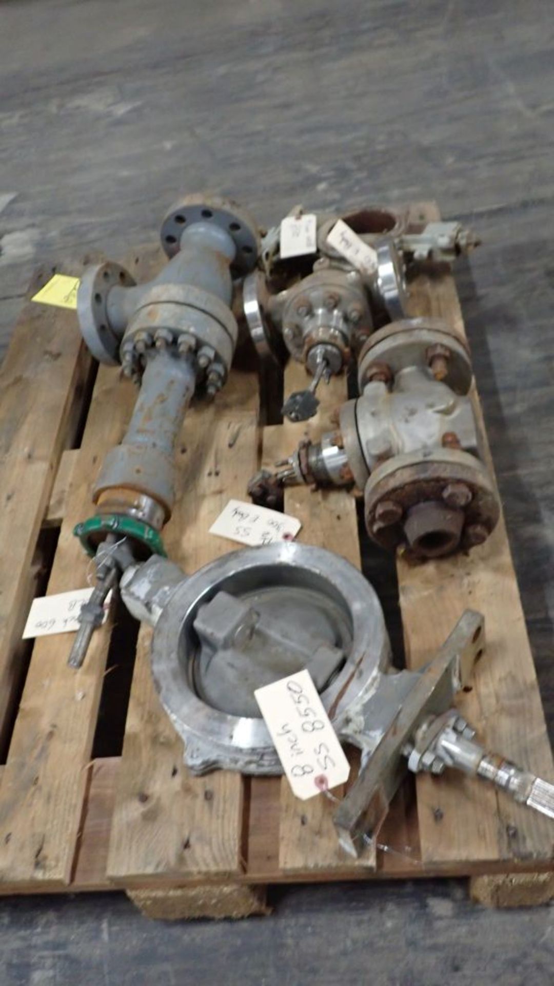 Lot of (5) Fisher Valves | 8" SS 8550; 2" 600 WCB; (2) 1-1/2" SS 300 E-Body; 4" WCB 8510; Tag: - Image 3 of 10