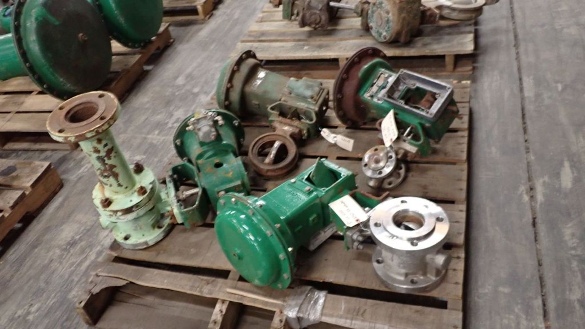 Lot of (4) Fisher Valves | 3" WCB V150 w/2052 Size 1 Actuator; 3" SS V150 w/1052 Size 33 Actuator; - Image 3 of 23