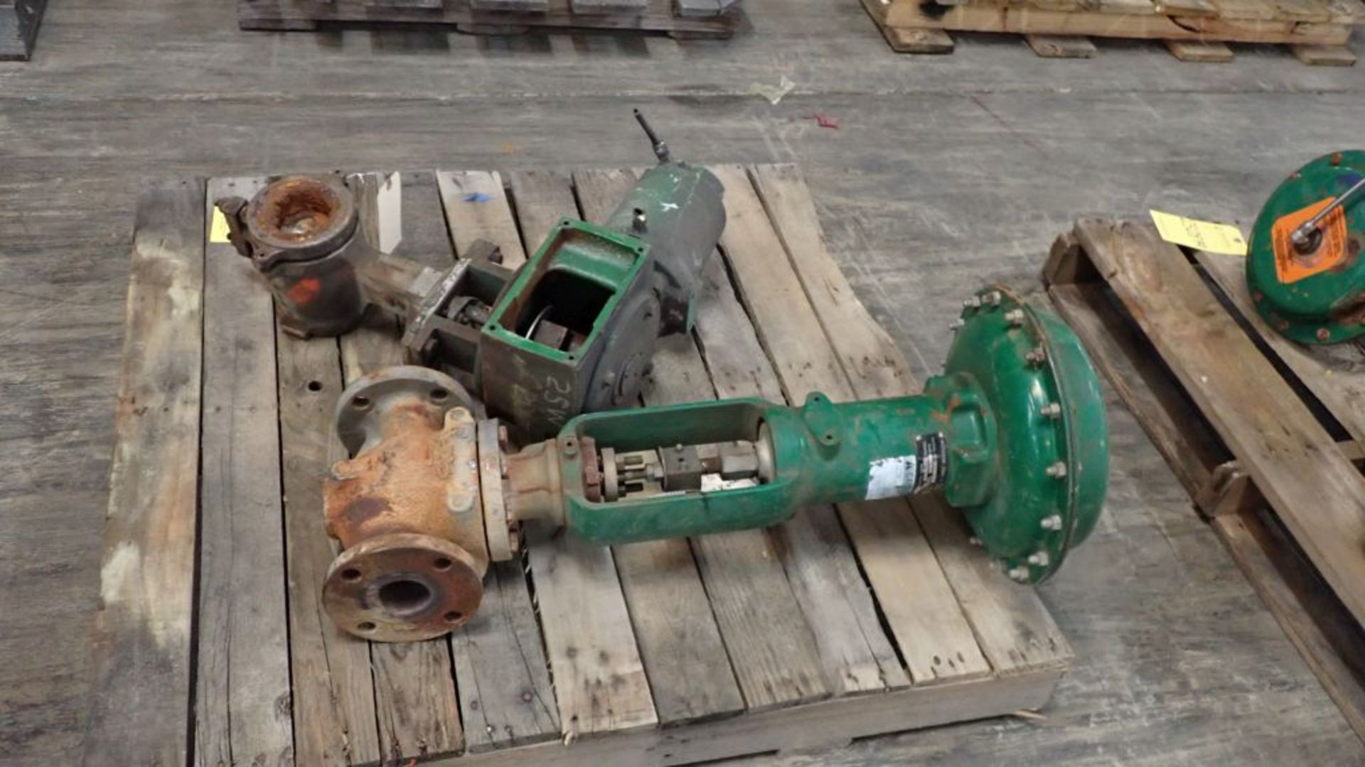 Lot of (2) Fisher Valves | 3" WCB V100 w/1061 Size 30 Actuator; 2" CI150 E-Body w/667 Size 40 - Image 2 of 15