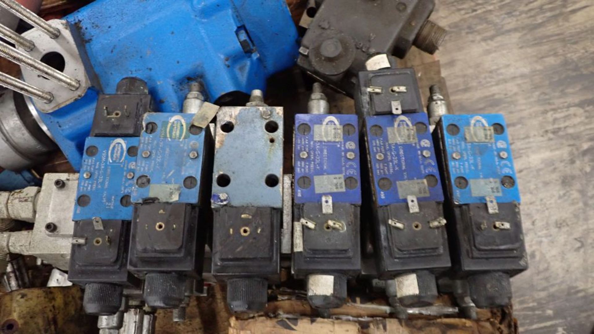Lot of Assorted Pneumatic Valves | Brands Include: Rexroth; Bosch; Racine; Tag: 233015 - Image 13 of 31