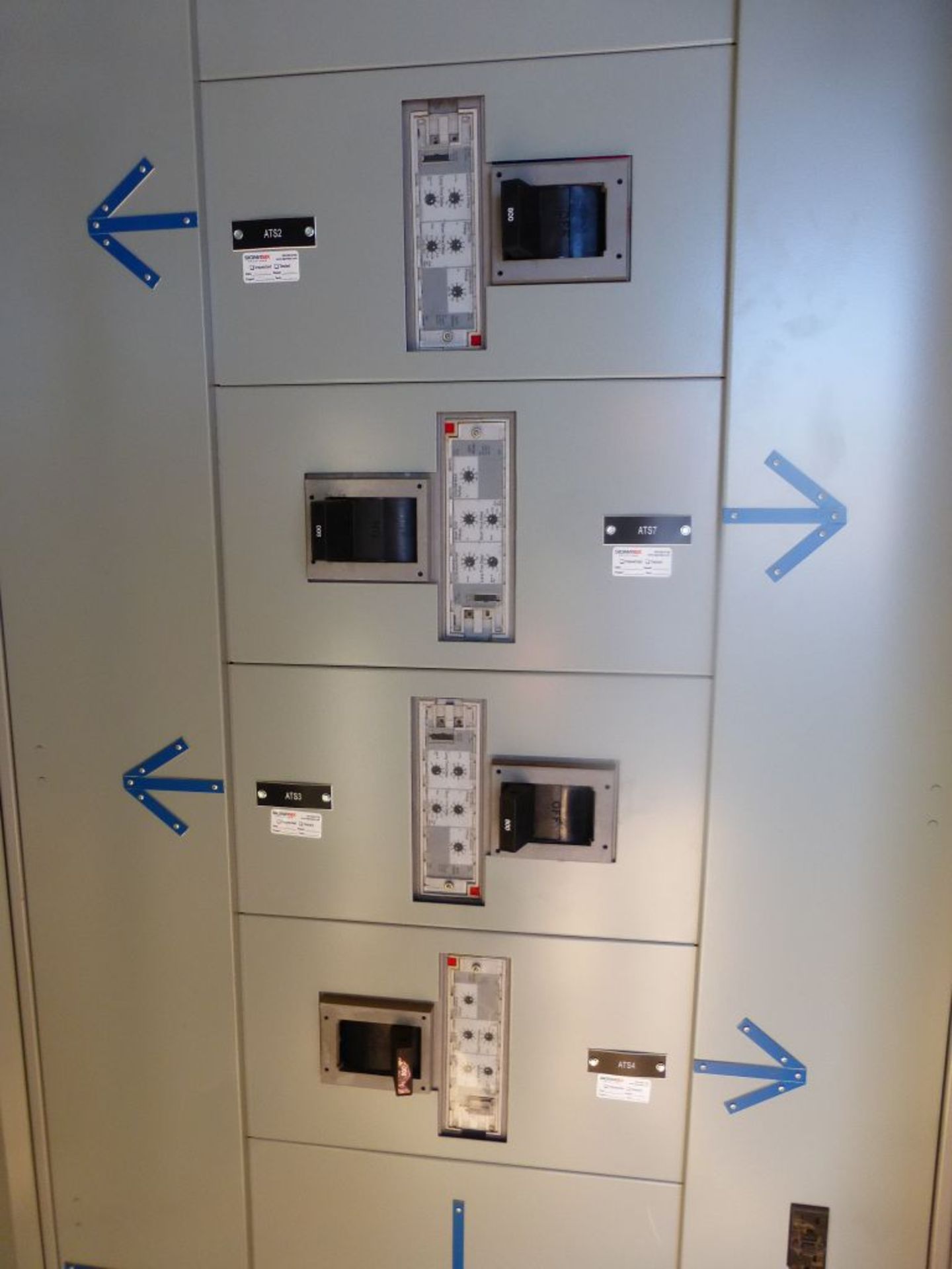 Siemens Switchgear - 4000A Main Lugs Only with 2-Sections of Distribution | Lot Loading Fee: $ - Image 27 of 31