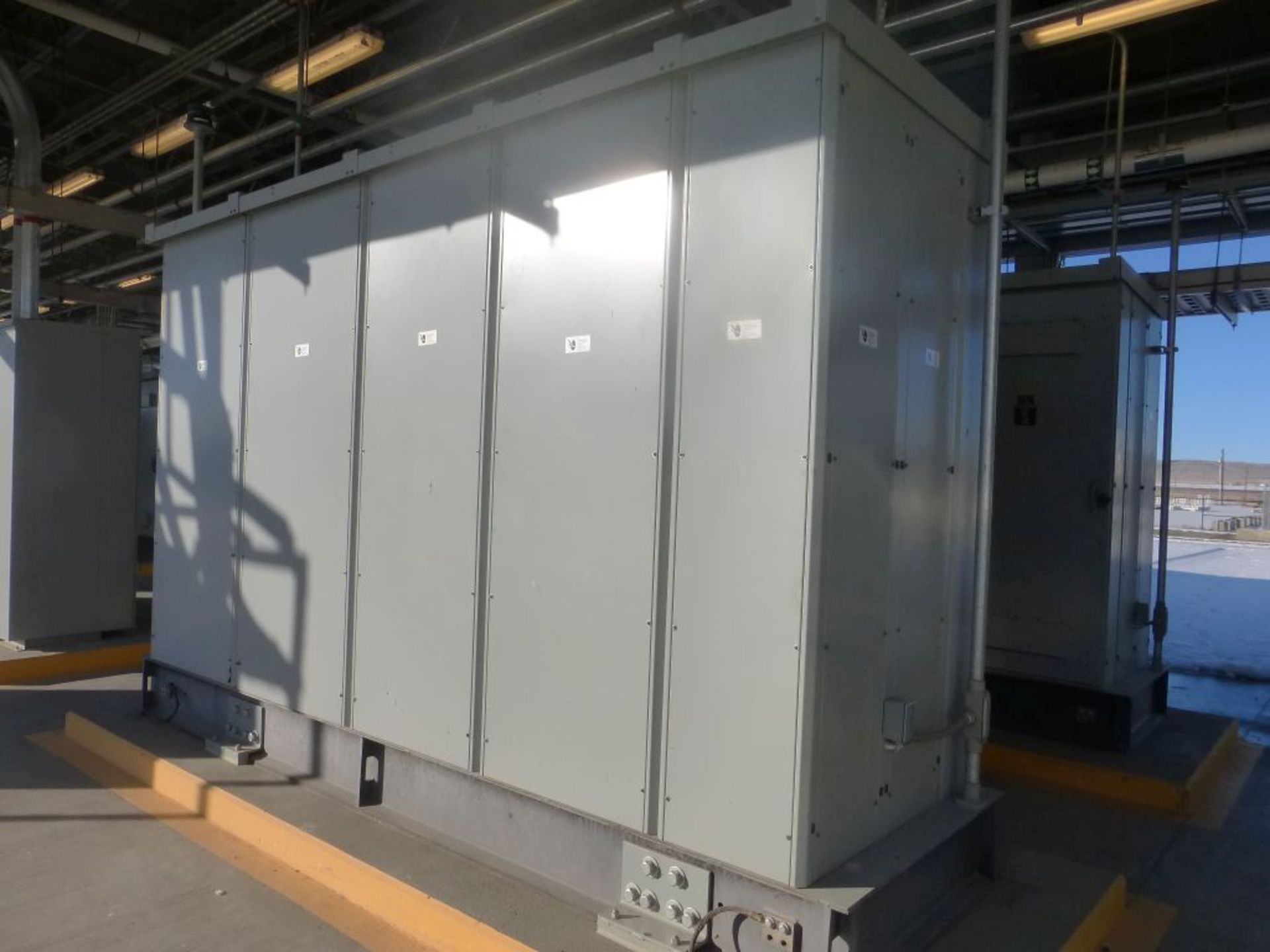 Siemens Switchgear - 4000A Main Lugs Only with 2-Sections of Distribution | Lot Loading Fee: $ - Image 3 of 31