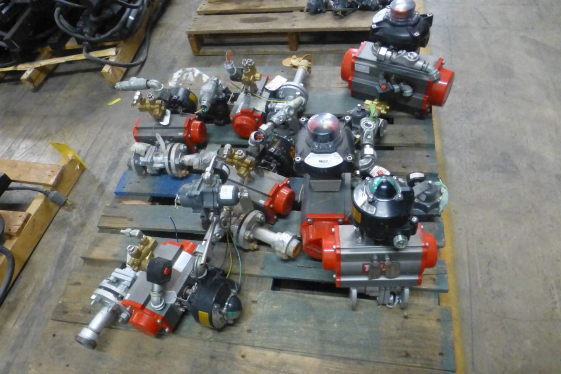 Lot of (7) Triad Actuators | (2) Part No. EX10A2SBKN, 125/250V; (5) Part No. APL-510N, 125/250V; - Image 3 of 11