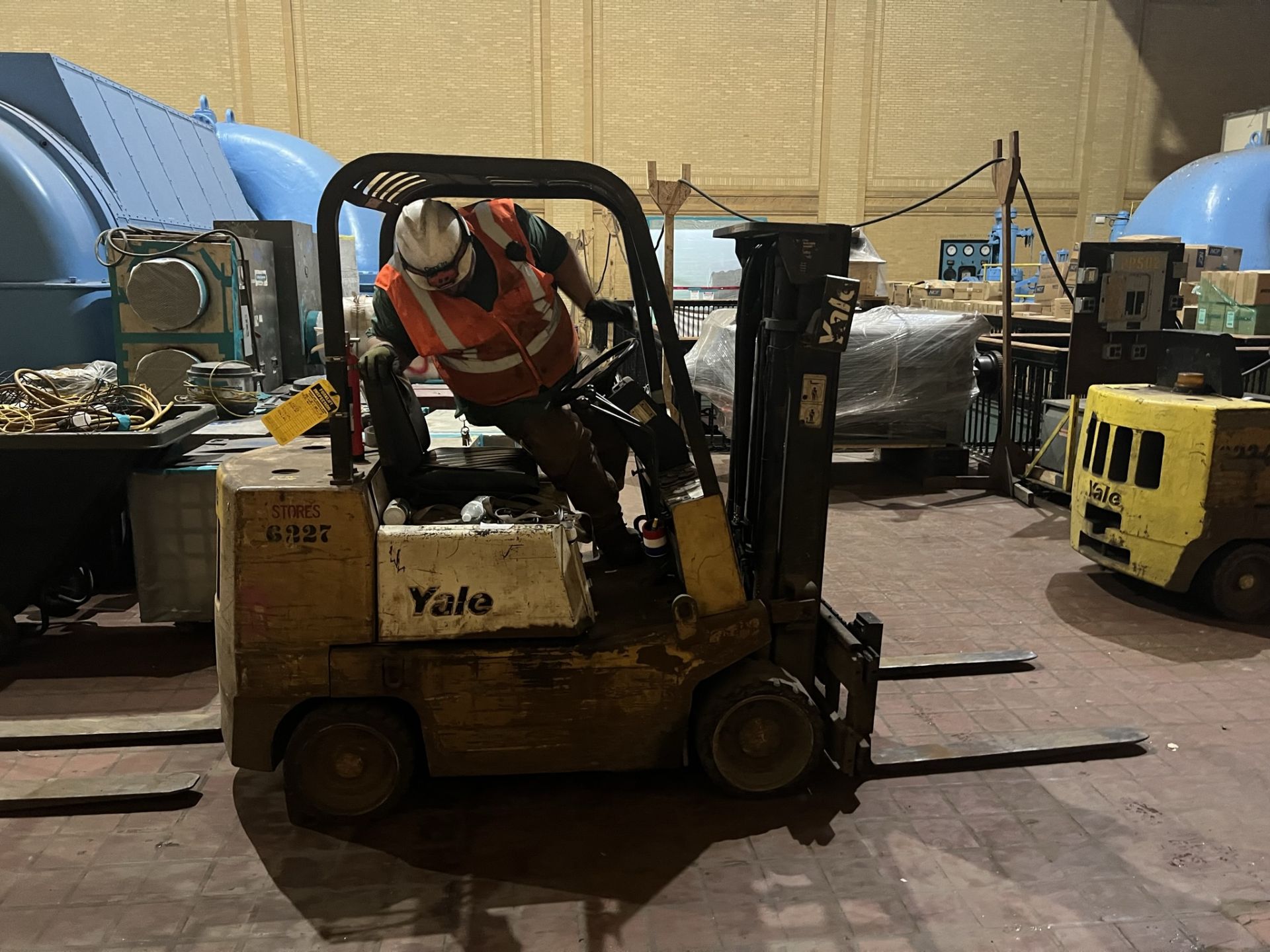 Yale Gasoline Forklift | Model No. GC040ADNUAE072; Serial No. N473734; 3700 lb Cap - Image 2 of 7