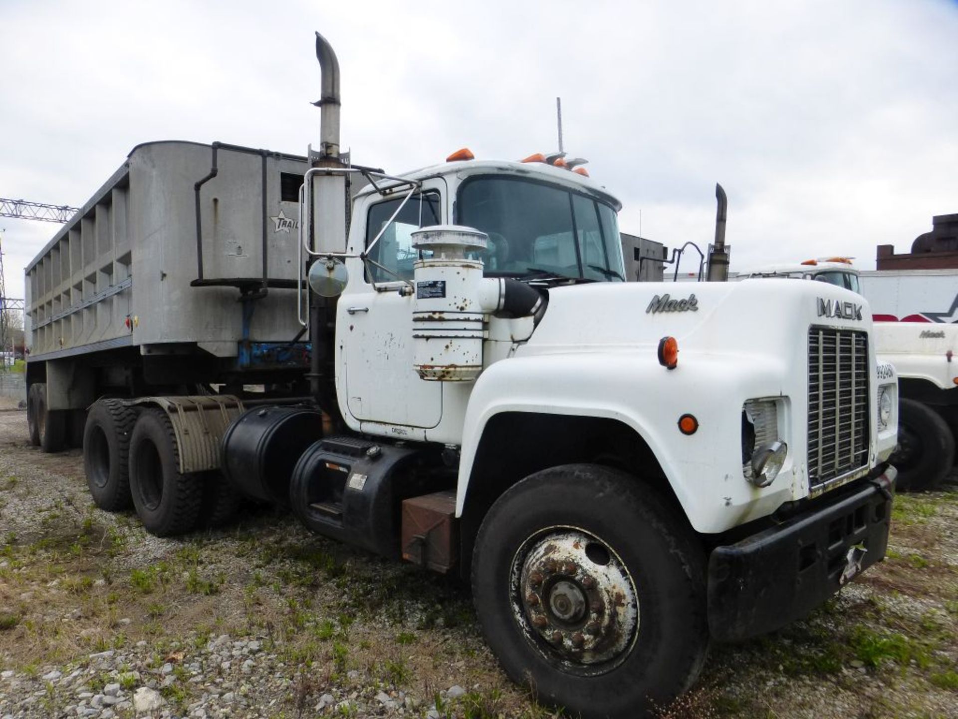 1990 Mack R688ST Truck | Vin No. 1M1W188YXLW029969; 172,169 Miles; L6, 11.0L; Diesel Engine; Air - Image 4 of 20