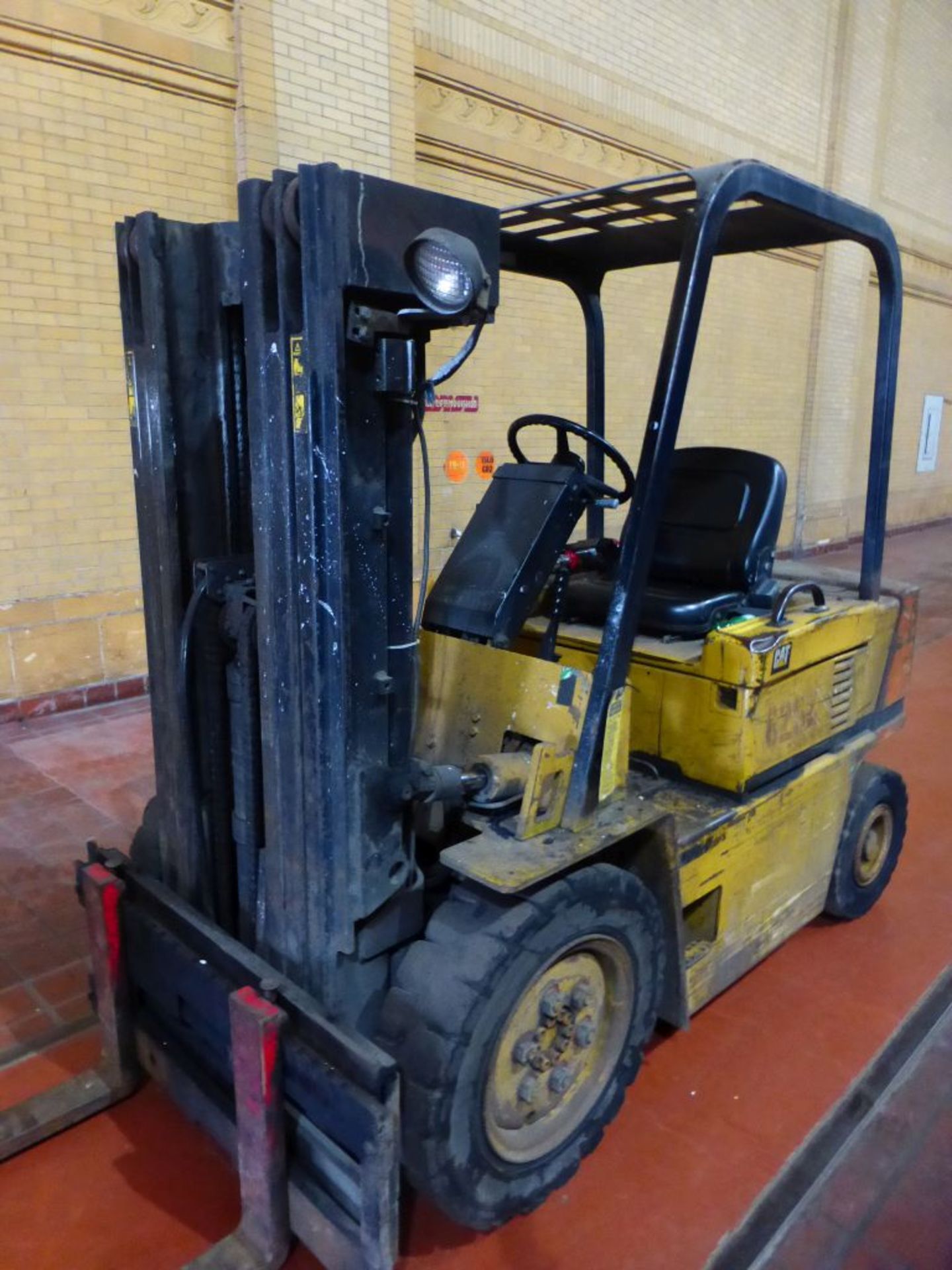 Caterpillar Gasoline Forklift | Model No. V40D; Serial No. 3EC07315; 4000 lb Cap; 156" or 173" - Image 2 of 20