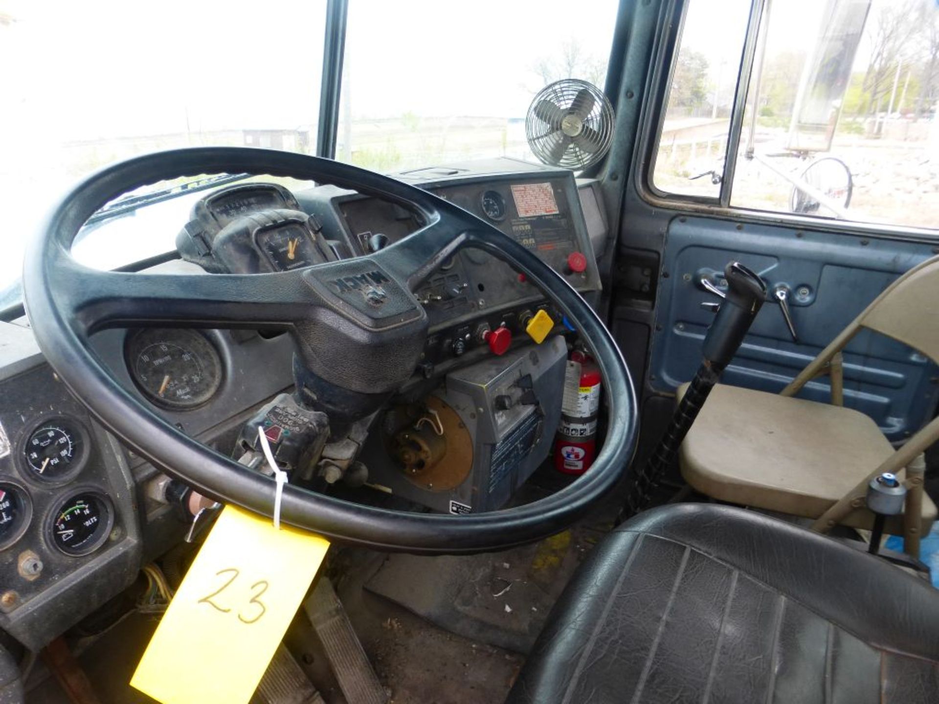 1990 Mack R688ST Truck | Vin No. 1M1W188YXLW029969; 172,169 Miles; L6, 11.0L; Diesel Engine; Air - Image 11 of 20