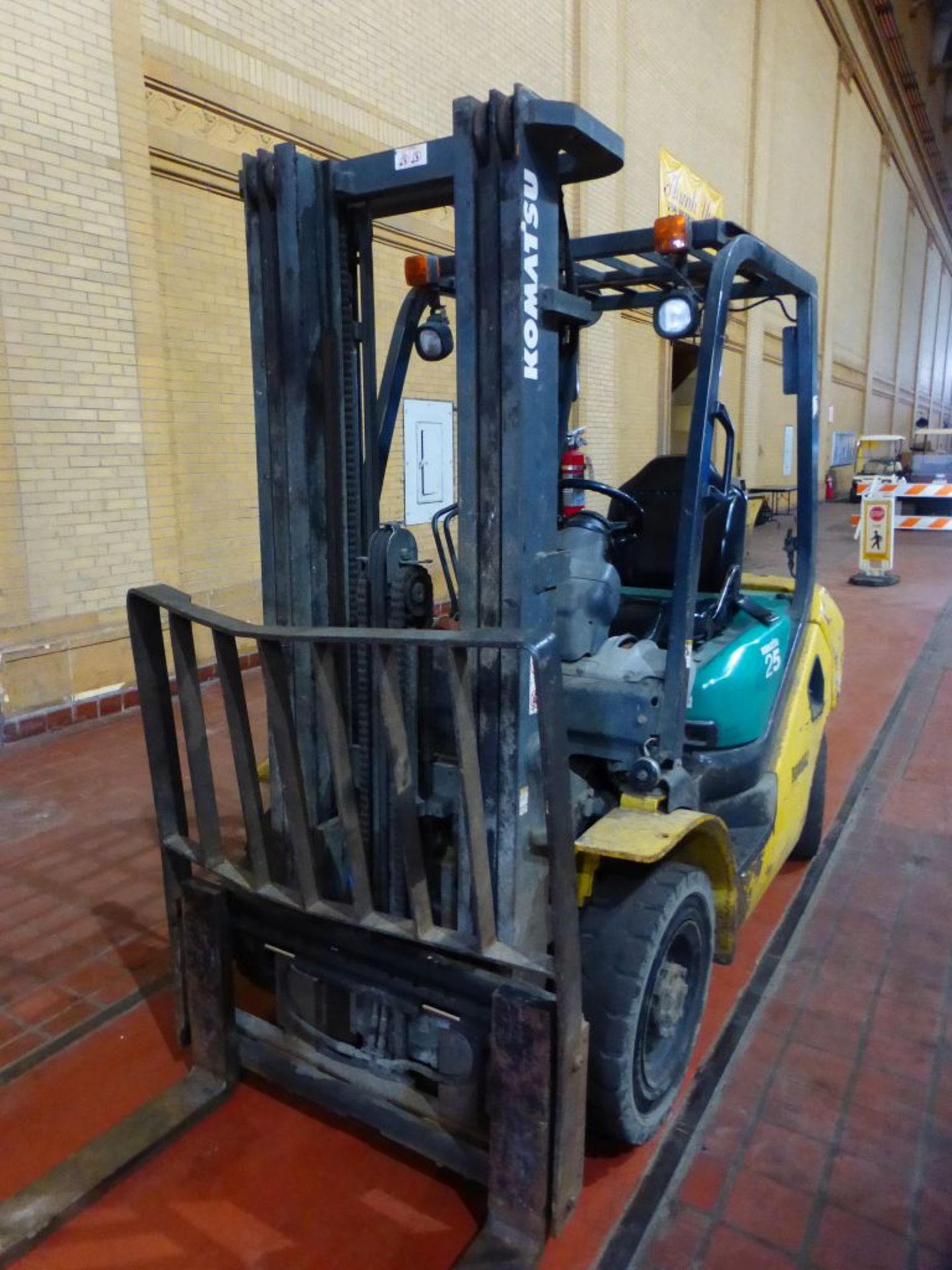 Komatsu 25-Gallon Forklift | Model No. FG25T-16; Serial No. 210280A; 4650 lb Cap; 188" Lifting - Image 3 of 19