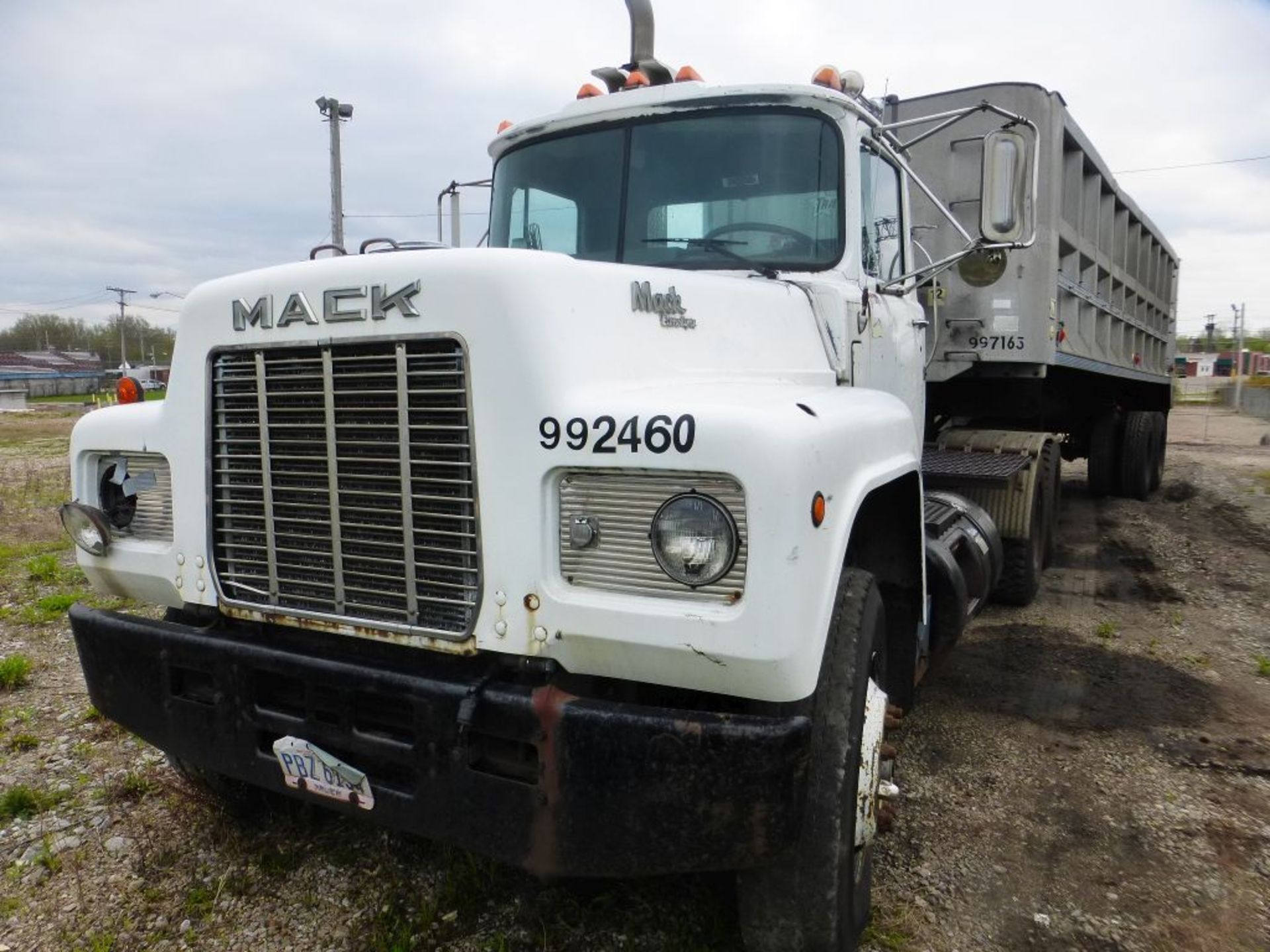 1990 Mack R688ST Truck | Vin No. 1M1W188YXLW029969; 172,169 Miles; L6, 11.0L; Diesel Engine; Air - Image 3 of 20