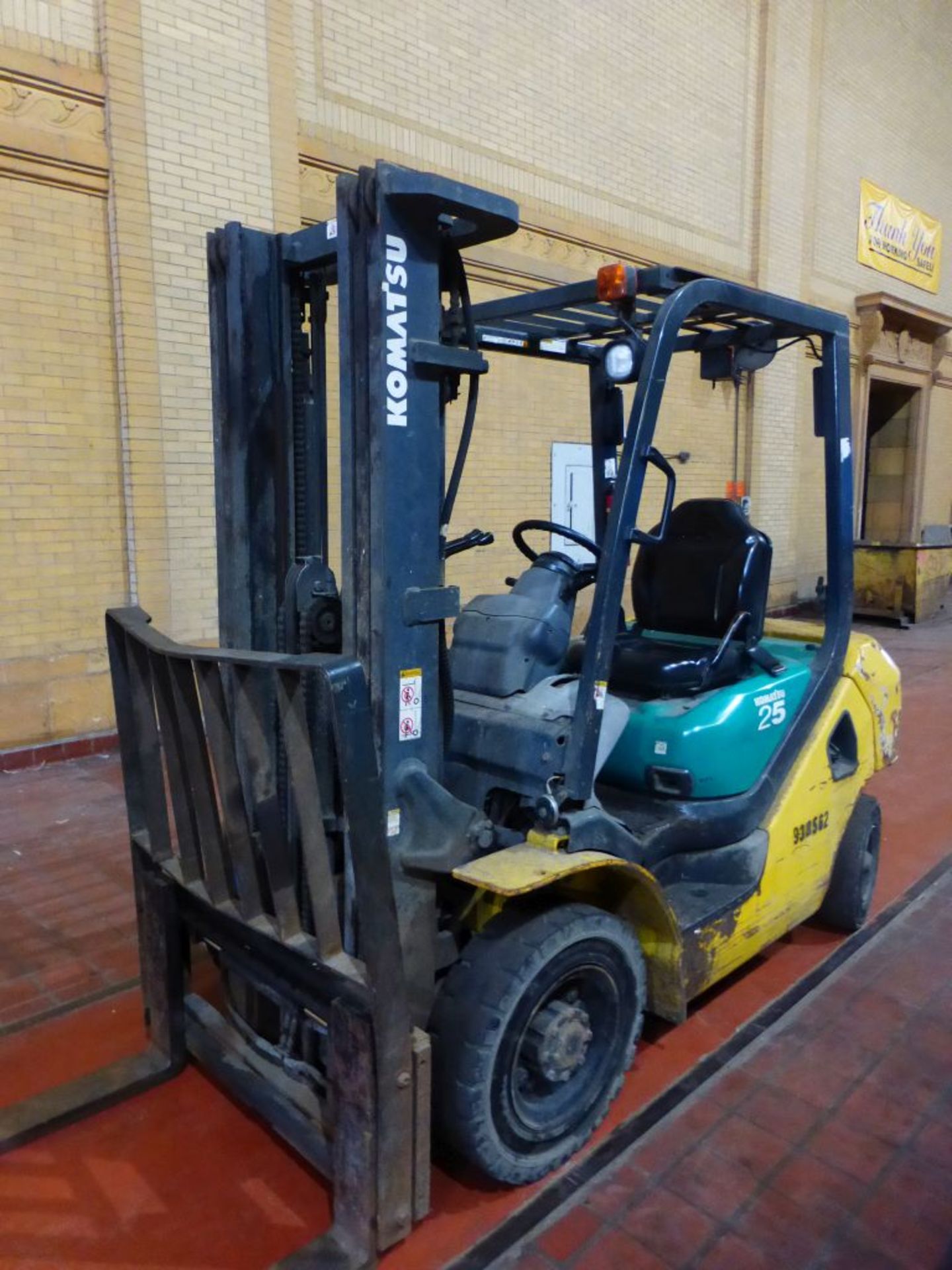 Komatsu 25-Gallon Forklift | Model No. FG25T-16; Serial No. 210280A; 4650 lb Cap; 188" Lifting - Image 2 of 19